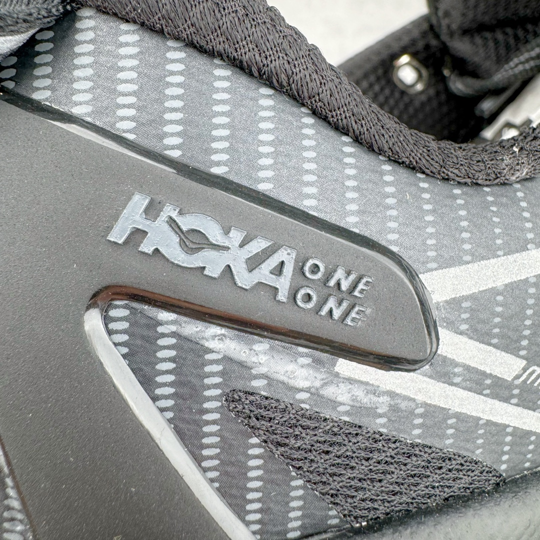 图片[13]-HOKA ONE ONE Mafate Speed 2 Low 玛法特2代系列低帮轻量户外越野休闲运动慢跑鞋 HOKA ONE ONE 最近推出了一个胶囊系列 Origin Story 这个系列里的 Mafate Speed 2 可以说让我日思夜想有一阵子了 最近终于拔草 让我来分享一下这双也是上脚赞到爆的越野跑鞋吧 以阿尔卑斯山脉作为主题将亮黄色与蓝色调覆盖在这经典轮廓之上 配色的呈现效果相当亮眼 以至于很多人买这个配色是用来日常搭配的 鞋面采用超轻的无缝架构 轻薄的TPU贴在透气的鞋面材料上 减轻重量同时也保证了支撑性 鞋底则采用滚动平衡技术 引导跑者回归自然步态 祖传的神奇EVA材质中底依旧是一如既往地表现优秀 能提供充足的缓震 作为HOKA家的越野跑鞋 VIBRAM 橡胶大底也是必不可少的 即便在复杂湿滑的地形 依旧能有良好的抓地力及稳定性 鞋带采用了弹性不易松脱的扁宽弹性鞋带 前掌与中掌部分也进行了加宽 也更加适合亚洲人的脚型 是一款十分全面且足够强悍的户外硬核越野鞋 而这双极其亮眼的越野跑鞋恰好又是在江山一百中参赛的UTMB冠军 Ludovic POMMERET 夺冠时穿着的战靴 这就让它变得更加有吸引力了 用来日常搭配的话短裤是基本不挑 长裤我个人推荐阔腿裤 工装裤以及各种长筒牛仔裤都可以 尺码：36 36.5 37.5 38 38.5 39 40 40.5 41 42 42.5 43 44 44.5 45-选品中心