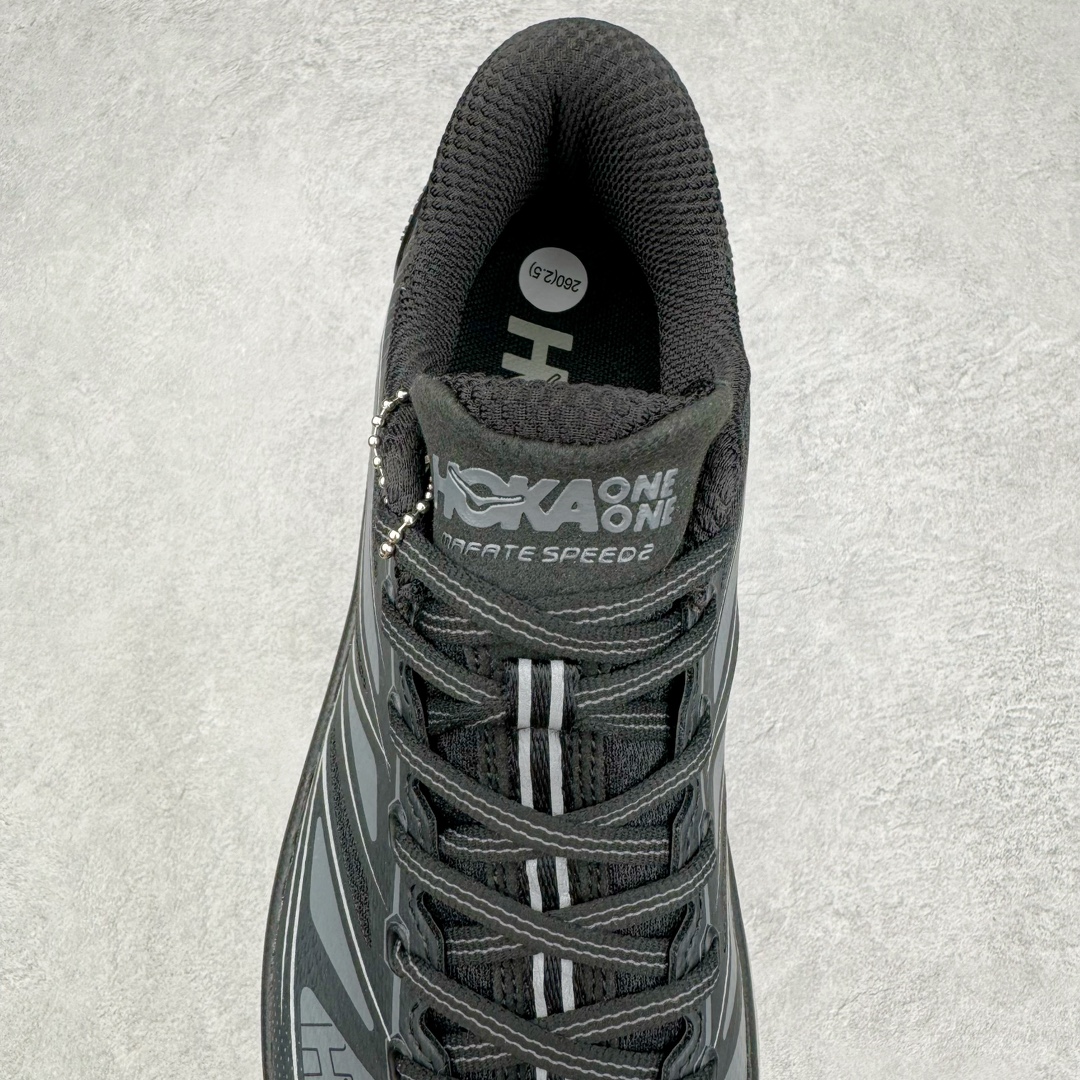 图片[5]-HOKA ONE ONE Mafate Speed 2 Low 玛法特2代系列低帮轻量户外越野休闲运动慢跑鞋 HOKA ONE ONE 最近推出了一个胶囊系列 Origin Story 这个系列里的 Mafate Speed 2 可以说让我日思夜想有一阵子了 最近终于拔草 让我来分享一下这双也是上脚赞到爆的越野跑鞋吧 以阿尔卑斯山脉作为主题将亮黄色与蓝色调覆盖在这经典轮廓之上 配色的呈现效果相当亮眼 以至于很多人买这个配色是用来日常搭配的 鞋面采用超轻的无缝架构 轻薄的TPU贴在透气的鞋面材料上 减轻重量同时也保证了支撑性 鞋底则采用滚动平衡技术 引导跑者回归自然步态 祖传的神奇EVA材质中底依旧是一如既往地表现优秀 能提供充足的缓震 作为HOKA家的越野跑鞋 VIBRAM 橡胶大底也是必不可少的 即便在复杂湿滑的地形 依旧能有良好的抓地力及稳定性 鞋带采用了弹性不易松脱的扁宽弹性鞋带 前掌与中掌部分也进行了加宽 也更加适合亚洲人的脚型 是一款十分全面且足够强悍的户外硬核越野鞋 而这双极其亮眼的越野跑鞋恰好又是在江山一百中参赛的UTMB冠军 Ludovic POMMERET 夺冠时穿着的战靴 这就让它变得更加有吸引力了 用来日常搭配的话短裤是基本不挑 长裤我个人推荐阔腿裤 工装裤以及各种长筒牛仔裤都可以 尺码：36 36.5 37.5 38 38.5 39 40 40.5 41 42 42.5 43 44 44.5 45-选品中心