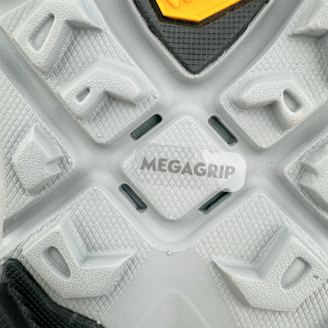 图片[18]-HOKA ONE ONE Mafate Speed 2 Low 玛法特2代系列低帮轻量户外越野休闲运动慢跑鞋 HOKA ONE ONE 最近推出了一个胶囊系列 Origin Story 这个系列里的 Mafate Speed 2 可以说让我日思夜想有一阵子了 最近终于拔草 让我来分享一下这双也是上脚赞到爆的越野跑鞋吧 以阿尔卑斯山脉作为主题将亮黄色与蓝色调覆盖在这经典轮廓之上 配色的呈现效果相当亮眼 以至于很多人买这个配色是用来日常搭配的 鞋面采用超轻的无缝架构 轻薄的TPU贴在透气的鞋面材料上 减轻重量同时也保证了支撑性 鞋底则采用滚动平衡技术 引导跑者回归自然步态 祖传的神奇EVA材质中底依旧是一如既往地表现优秀 能提供充足的缓震 作为HOKA家的越野跑鞋 VIBRAM 橡胶大底也是必不可少的 即便在复杂湿滑的地形 依旧能有良好的抓地力及稳定性 鞋带采用了弹性不易松脱的扁宽弹性鞋带 前掌与中掌部分也进行了加宽 也更加适合亚洲人的脚型 是一款十分全面且足够强悍的户外硬核越野鞋 而这双极其亮眼的越野跑鞋恰好又是在江山一百中参赛的UTMB冠军 Ludovic POMMERET 夺冠时穿着的战靴 这就让它变得更加有吸引力了 用来日常搭配的话短裤是基本不挑 长裤我个人推荐阔腿裤 工装裤以及各种长筒牛仔裤都可以 尺码：36 36.5 37.5 38 38.5 39 40 40.5 41 42 42.5 43 44 44.5 45-选品中心