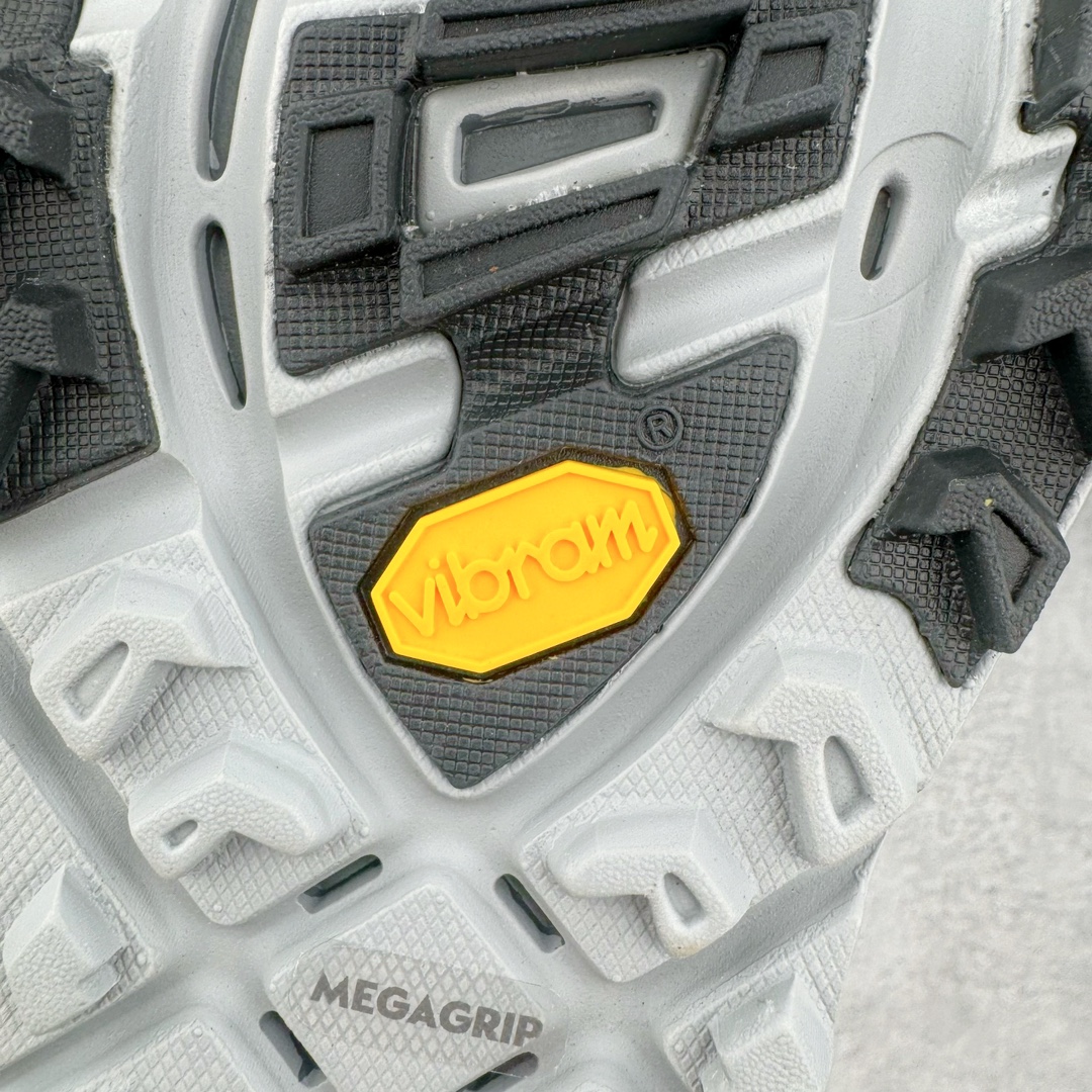 图片[17]-HOKA ONE ONE Mafate Speed 2 Low 玛法特2代系列低帮轻量户外越野休闲运动慢跑鞋 HOKA ONE ONE 最近推出了一个胶囊系列 Origin Story 这个系列里的 Mafate Speed 2 可以说让我日思夜想有一阵子了 最近终于拔草 让我来分享一下这双也是上脚赞到爆的越野跑鞋吧 以阿尔卑斯山脉作为主题将亮黄色与蓝色调覆盖在这经典轮廓之上 配色的呈现效果相当亮眼 以至于很多人买这个配色是用来日常搭配的 鞋面采用超轻的无缝架构 轻薄的TPU贴在透气的鞋面材料上 减轻重量同时也保证了支撑性 鞋底则采用滚动平衡技术 引导跑者回归自然步态 祖传的神奇EVA材质中底依旧是一如既往地表现优秀 能提供充足的缓震 作为HOKA家的越野跑鞋 VIBRAM 橡胶大底也是必不可少的 即便在复杂湿滑的地形 依旧能有良好的抓地力及稳定性 鞋带采用了弹性不易松脱的扁宽弹性鞋带 前掌与中掌部分也进行了加宽 也更加适合亚洲人的脚型 是一款十分全面且足够强悍的户外硬核越野鞋 而这双极其亮眼的越野跑鞋恰好又是在江山一百中参赛的UTMB冠军 Ludovic POMMERET 夺冠时穿着的战靴 这就让它变得更加有吸引力了 用来日常搭配的话短裤是基本不挑 长裤我个人推荐阔腿裤 工装裤以及各种长筒牛仔裤都可以 尺码：36 36.5 37.5 38 38.5 39 40 40.5 41 42 42.5 43 44 44.5 45-选品中心