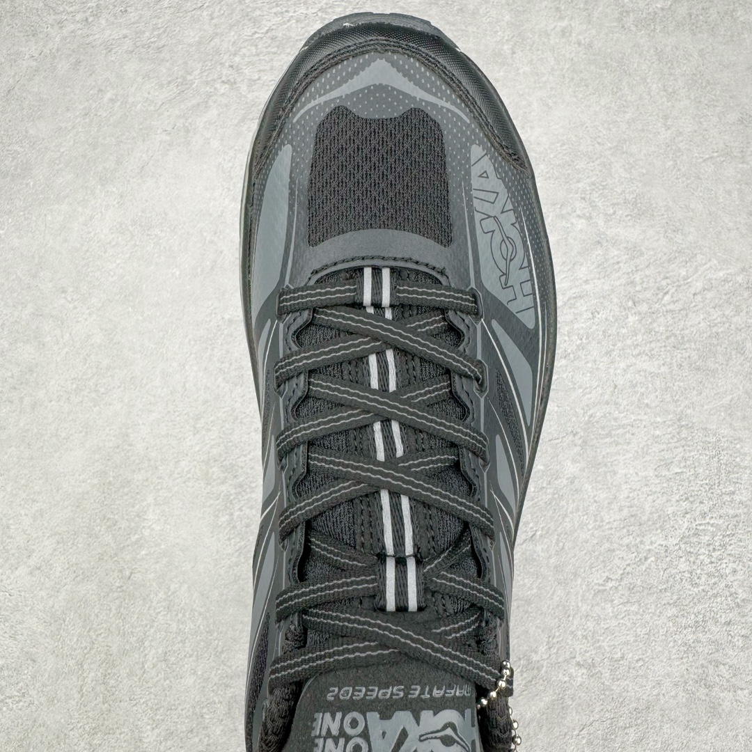 图片[4]-HOKA ONE ONE Mafate Speed 2 Low 玛法特2代系列低帮轻量户外越野休闲运动慢跑鞋 HOKA ONE ONE 最近推出了一个胶囊系列 Origin Story 这个系列里的 Mafate Speed 2 可以说让我日思夜想有一阵子了 最近终于拔草 让我来分享一下这双也是上脚赞到爆的越野跑鞋吧 以阿尔卑斯山脉作为主题将亮黄色与蓝色调覆盖在这经典轮廓之上 配色的呈现效果相当亮眼 以至于很多人买这个配色是用来日常搭配的 鞋面采用超轻的无缝架构 轻薄的TPU贴在透气的鞋面材料上 减轻重量同时也保证了支撑性 鞋底则采用滚动平衡技术 引导跑者回归自然步态 祖传的神奇EVA材质中底依旧是一如既往地表现优秀 能提供充足的缓震 作为HOKA家的越野跑鞋 VIBRAM 橡胶大底也是必不可少的 即便在复杂湿滑的地形 依旧能有良好的抓地力及稳定性 鞋带采用了弹性不易松脱的扁宽弹性鞋带 前掌与中掌部分也进行了加宽 也更加适合亚洲人的脚型 是一款十分全面且足够强悍的户外硬核越野鞋 而这双极其亮眼的越野跑鞋恰好又是在江山一百中参赛的UTMB冠军 Ludovic POMMERET 夺冠时穿着的战靴 这就让它变得更加有吸引力了 用来日常搭配的话短裤是基本不挑 长裤我个人推荐阔腿裤 工装裤以及各种长筒牛仔裤都可以 尺码：36 36.5 37.5 38 38.5 39 40 40.5 41 42 42.5 43 44 44.5 45-选品中心