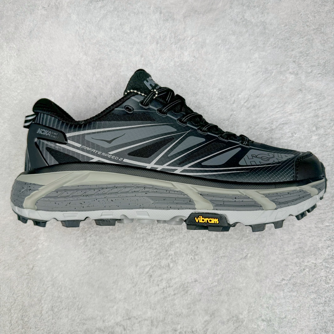 HOKA ONE ONE Mafate Speed 2 Low 玛法特2代系列低帮轻量户外越野休闲运动慢跑鞋 HOKA ONE ONE 最近推出了一个胶囊系列 Origin Story 这个系列里的 Mafate Speed 2 可以说让我日思夜想有一阵子了 最近终于拔草 让我来分享一下这双也是上脚赞到爆的越野跑鞋吧 以阿尔卑斯山脉作为主题将亮黄色与蓝色调覆盖在这经典轮廓之上 配色的呈现效果相当亮眼 以至于很多人买这个配色是用来日常搭配的 鞋面采用超轻的无缝架构 轻薄的TPU贴在透气的鞋面材料上 减轻重量同时也保证了支撑性 鞋底则采用滚动平衡技术 引导跑者回归自然步态 祖传的神奇EVA材质中底依旧是一如既往地表现优秀 能提供充足的缓震 作为HOKA家的越野跑鞋 VIBRAM 橡胶大底也是必不可少的 即便在复杂湿滑的地形 依旧能有良好的抓地力及稳定性 鞋带采用了弹性不易松脱的扁宽弹性鞋带 前掌与中掌部分也进行了加宽 也更加适合亚洲人的脚型 是一款十分全面且足够强悍的户外硬核越野鞋 而这双极其亮眼的越野跑鞋恰好又是在江山一百中参赛的UTMB冠军 Ludovic POMMERET 夺冠时穿着的战靴 这就让它变得更加有吸引力了 用来日常搭配的话短裤是基本不挑 长裤我个人推荐阔腿裤 工装裤以及各种长筒牛仔裤都可以 尺码：36 36.5 37.5 38 38.5 39 40 40.5 41 42 42.5 43 44 44.5 45-选品中心