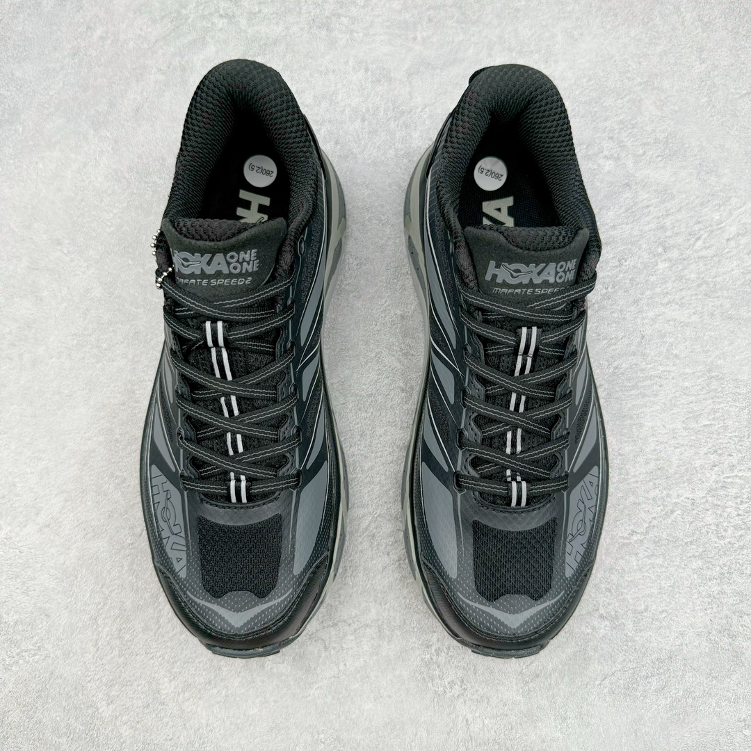 图片[2]-HOKA ONE ONE Mafate Speed 2 Low 玛法特2代系列低帮轻量户外越野休闲运动慢跑鞋 HOKA ONE ONE 最近推出了一个胶囊系列 Origin Story 这个系列里的 Mafate Speed 2 可以说让我日思夜想有一阵子了 最近终于拔草 让我来分享一下这双也是上脚赞到爆的越野跑鞋吧 以阿尔卑斯山脉作为主题将亮黄色与蓝色调覆盖在这经典轮廓之上 配色的呈现效果相当亮眼 以至于很多人买这个配色是用来日常搭配的 鞋面采用超轻的无缝架构 轻薄的TPU贴在透气的鞋面材料上 减轻重量同时也保证了支撑性 鞋底则采用滚动平衡技术 引导跑者回归自然步态 祖传的神奇EVA材质中底依旧是一如既往地表现优秀 能提供充足的缓震 作为HOKA家的越野跑鞋 VIBRAM 橡胶大底也是必不可少的 即便在复杂湿滑的地形 依旧能有良好的抓地力及稳定性 鞋带采用了弹性不易松脱的扁宽弹性鞋带 前掌与中掌部分也进行了加宽 也更加适合亚洲人的脚型 是一款十分全面且足够强悍的户外硬核越野鞋 而这双极其亮眼的越野跑鞋恰好又是在江山一百中参赛的UTMB冠军 Ludovic POMMERET 夺冠时穿着的战靴 这就让它变得更加有吸引力了 用来日常搭配的话短裤是基本不挑 长裤我个人推荐阔腿裤 工装裤以及各种长筒牛仔裤都可以 尺码：36 36.5 37.5 38 38.5 39 40 40.5 41 42 42.5 43 44 44.5 45-选品中心