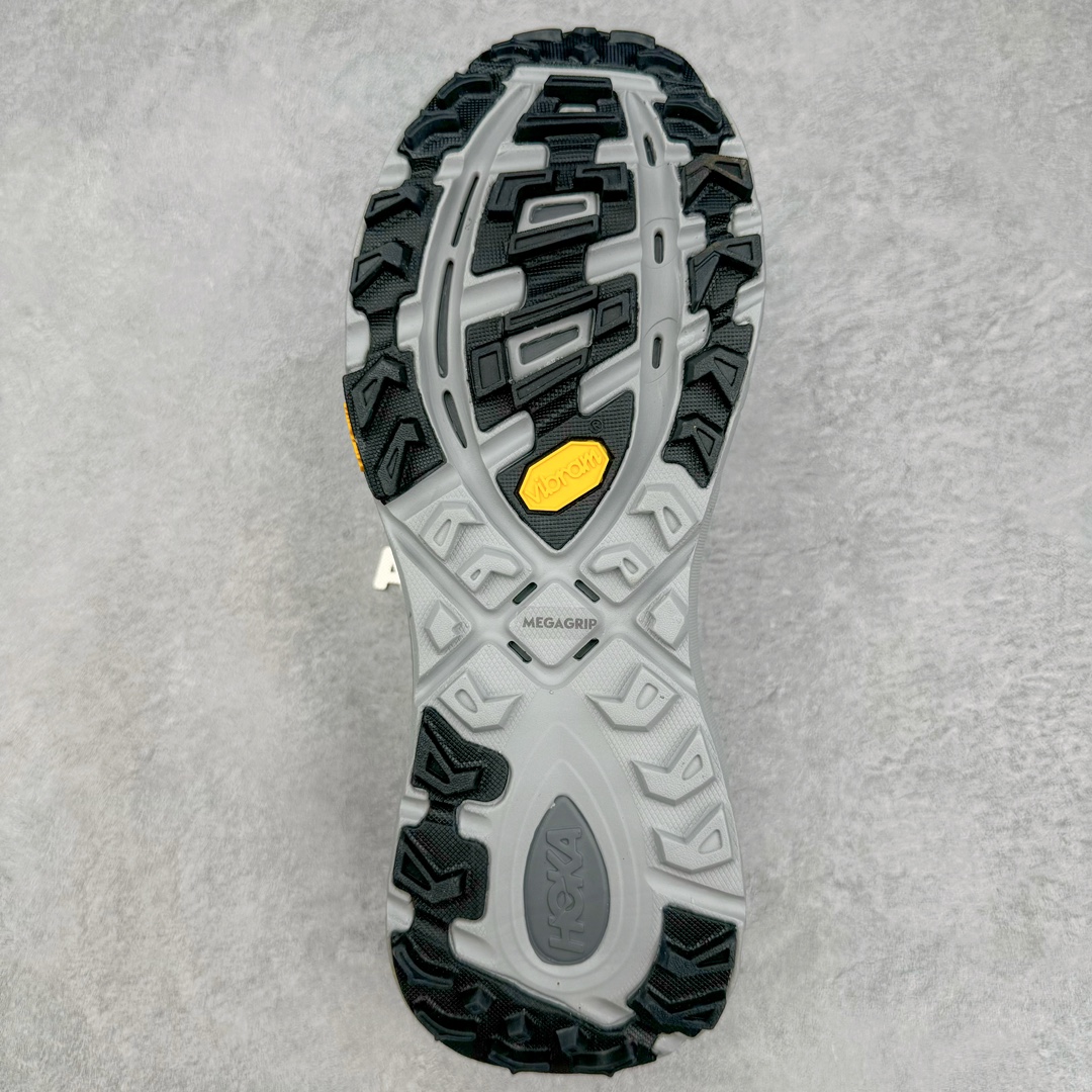 图片[9]-HOKA ONE ONE Mafate Speed 2 Low 玛法特2代系列低帮轻量户外越野休闲运动慢跑鞋 HOKA ONE ONE 最近推出了一个胶囊系列 Origin Story 这个系列里的 Mafate Speed 2 可以说让我日思夜想有一阵子了 最近终于拔草 让我来分享一下这双也是上脚赞到爆的越野跑鞋吧 以阿尔卑斯山脉作为主题将亮黄色与蓝色调覆盖在这经典轮廓之上 配色的呈现效果相当亮眼 以至于很多人买这个配色是用来日常搭配的 鞋面采用超轻的无缝架构 轻薄的TPU贴在透气的鞋面材料上 减轻重量同时也保证了支撑性 鞋底则采用滚动平衡技术 引导跑者回归自然步态 祖传的神奇EVA材质中底依旧是一如既往地表现优秀 能提供充足的缓震 作为HOKA家的越野跑鞋 VIBRAM 橡胶大底也是必不可少的 即便在复杂湿滑的地形 依旧能有良好的抓地力及稳定性 鞋带采用了弹性不易松脱的扁宽弹性鞋带 前掌与中掌部分也进行了加宽 也更加适合亚洲人的脚型 是一款十分全面且足够强悍的户外硬核越野鞋 而这双极其亮眼的越野跑鞋恰好又是在江山一百中参赛的UTMB冠军 Ludovic POMMERET 夺冠时穿着的战靴 这就让它变得更加有吸引力了 用来日常搭配的话短裤是基本不挑 长裤我个人推荐阔腿裤 工装裤以及各种长筒牛仔裤都可以 尺码：36 36.5 37.5 38 38.5 39 40 40.5 41 42 42.5 43 44 44.5 45-选品中心