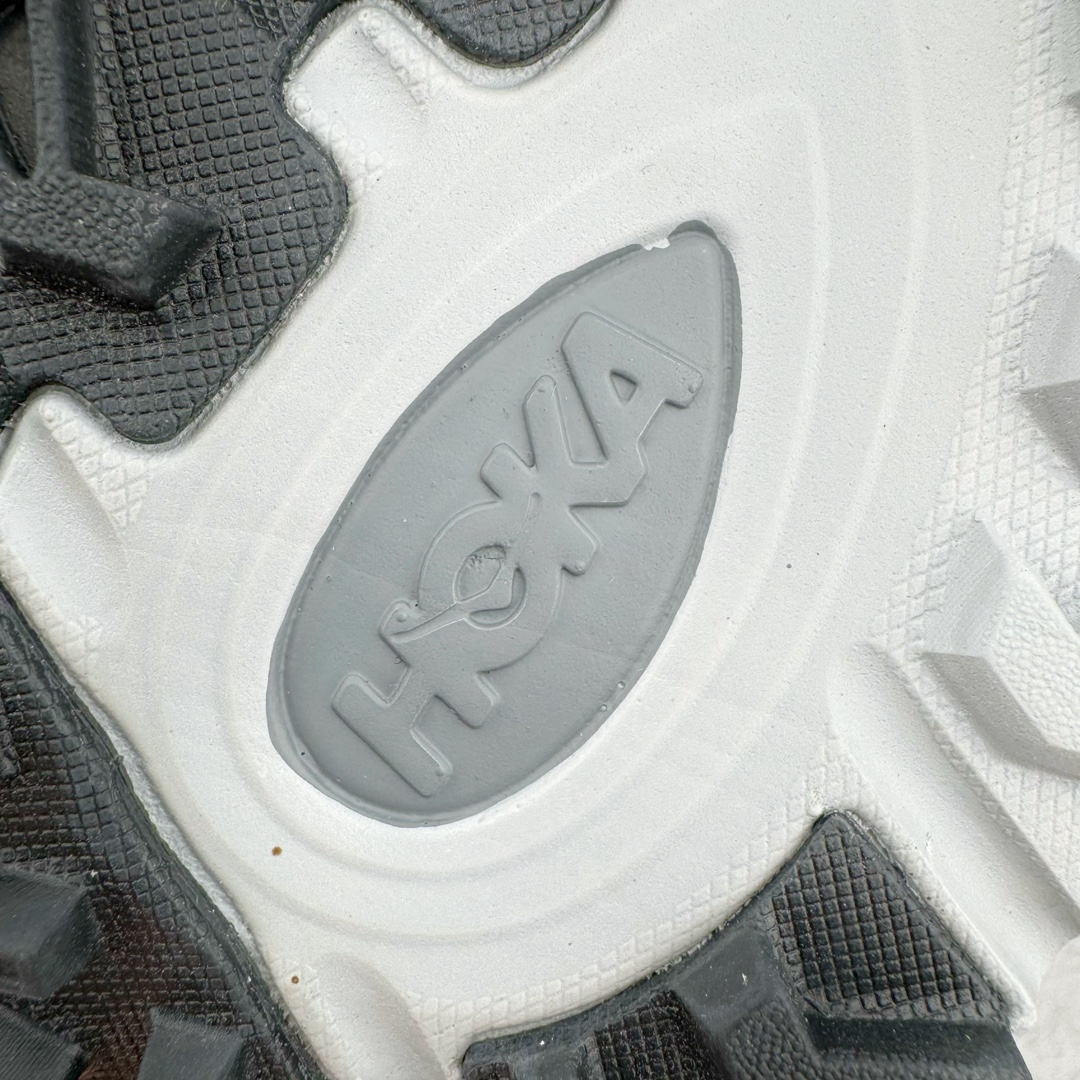 图片[16]-HOKA ONE ONE Mafate Speed 2 Low 玛法特2代系列低帮轻量户外越野休闲运动慢跑鞋 HOKA ONE ONE 最近推出了一个胶囊系列 Origin Story 这个系列里的 Mafate Speed 2 可以说让我日思夜想有一阵子了 最近终于拔草 让我来分享一下这双也是上脚赞到爆的越野跑鞋吧 以阿尔卑斯山脉作为主题将亮黄色与蓝色调覆盖在这经典轮廓之上 配色的呈现效果相当亮眼 以至于很多人买这个配色是用来日常搭配的 鞋面采用超轻的无缝架构 轻薄的TPU贴在透气的鞋面材料上 减轻重量同时也保证了支撑性 鞋底则采用滚动平衡技术 引导跑者回归自然步态 祖传的神奇EVA材质中底依旧是一如既往地表现优秀 能提供充足的缓震 作为HOKA家的越野跑鞋 VIBRAM 橡胶大底也是必不可少的 即便在复杂湿滑的地形 依旧能有良好的抓地力及稳定性 鞋带采用了弹性不易松脱的扁宽弹性鞋带 前掌与中掌部分也进行了加宽 也更加适合亚洲人的脚型 是一款十分全面且足够强悍的户外硬核越野鞋 而这双极其亮眼的越野跑鞋恰好又是在江山一百中参赛的UTMB冠军 Ludovic POMMERET 夺冠时穿着的战靴 这就让它变得更加有吸引力了 用来日常搭配的话短裤是基本不挑 长裤我个人推荐阔腿裤 工装裤以及各种长筒牛仔裤都可以 尺码：36 36.5 37.5 38 38.5 39 40 40.5 41 42 42.5 43 44 44.5 45-选品中心