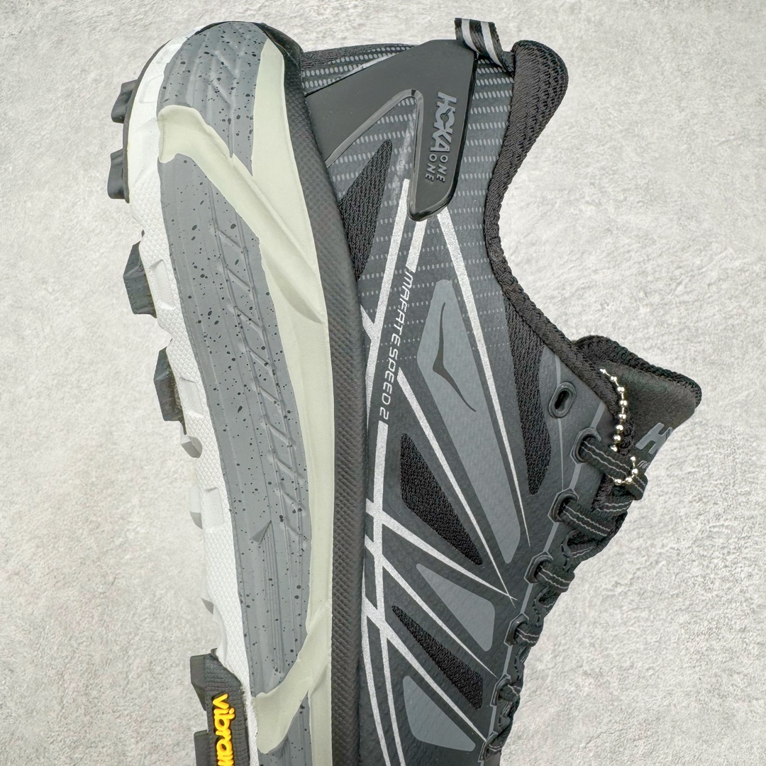 图片[6]-HOKA ONE ONE Mafate Speed 2 Low 玛法特2代系列低帮轻量户外越野休闲运动慢跑鞋 HOKA ONE ONE 最近推出了一个胶囊系列 Origin Story 这个系列里的 Mafate Speed 2 可以说让我日思夜想有一阵子了 最近终于拔草 让我来分享一下这双也是上脚赞到爆的越野跑鞋吧 以阿尔卑斯山脉作为主题将亮黄色与蓝色调覆盖在这经典轮廓之上 配色的呈现效果相当亮眼 以至于很多人买这个配色是用来日常搭配的 鞋面采用超轻的无缝架构 轻薄的TPU贴在透气的鞋面材料上 减轻重量同时也保证了支撑性 鞋底则采用滚动平衡技术 引导跑者回归自然步态 祖传的神奇EVA材质中底依旧是一如既往地表现优秀 能提供充足的缓震 作为HOKA家的越野跑鞋 VIBRAM 橡胶大底也是必不可少的 即便在复杂湿滑的地形 依旧能有良好的抓地力及稳定性 鞋带采用了弹性不易松脱的扁宽弹性鞋带 前掌与中掌部分也进行了加宽 也更加适合亚洲人的脚型 是一款十分全面且足够强悍的户外硬核越野鞋 而这双极其亮眼的越野跑鞋恰好又是在江山一百中参赛的UTMB冠军 Ludovic POMMERET 夺冠时穿着的战靴 这就让它变得更加有吸引力了 用来日常搭配的话短裤是基本不挑 长裤我个人推荐阔腿裤 工装裤以及各种长筒牛仔裤都可以 尺码：36 36.5 37.5 38 38.5 39 40 40.5 41 42 42.5 43 44 44.5 45-选品中心