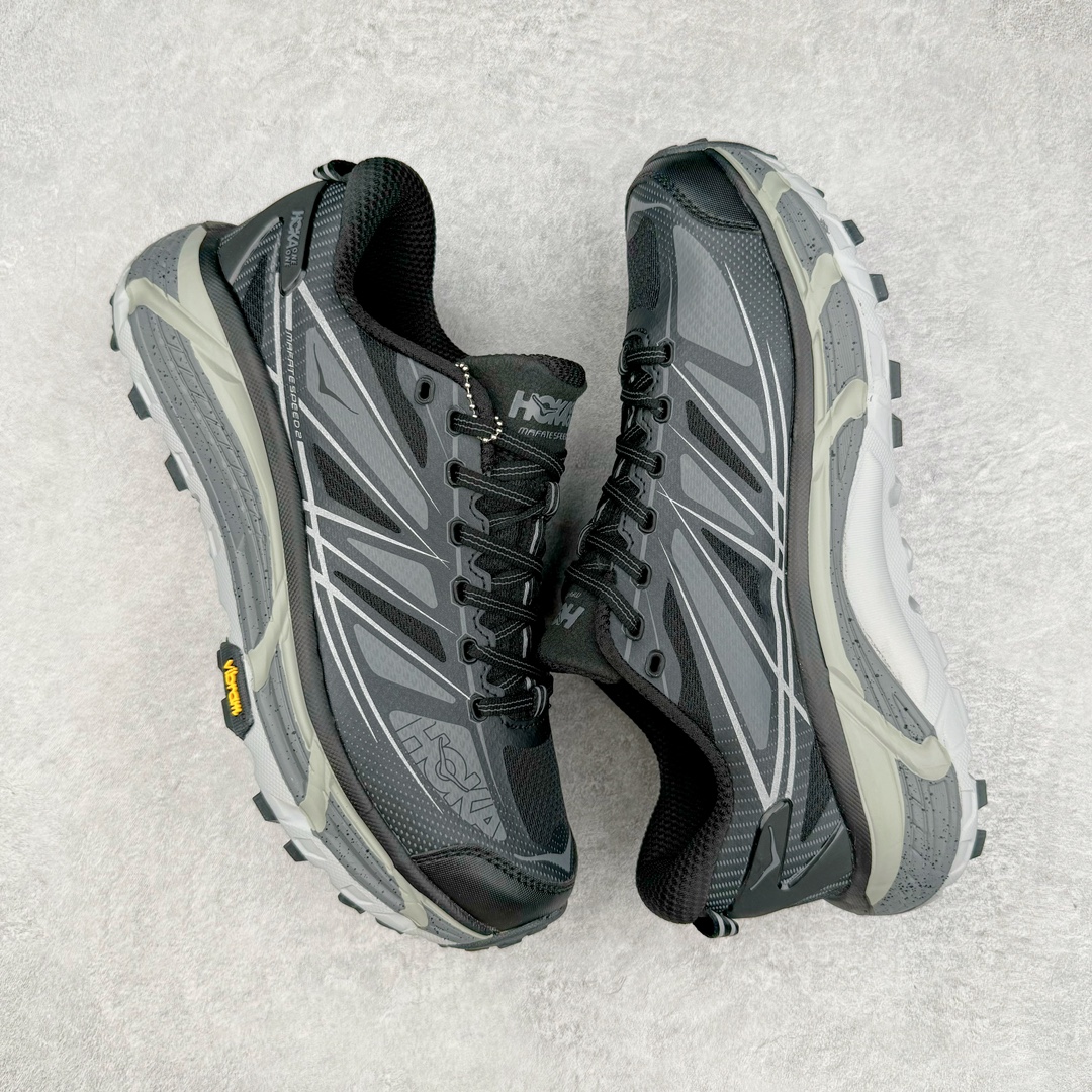 图片[3]-HOKA ONE ONE Mafate Speed 2 Low 玛法特2代系列低帮轻量户外越野休闲运动慢跑鞋 HOKA ONE ONE 最近推出了一个胶囊系列 Origin Story 这个系列里的 Mafate Speed 2 可以说让我日思夜想有一阵子了 最近终于拔草 让我来分享一下这双也是上脚赞到爆的越野跑鞋吧 以阿尔卑斯山脉作为主题将亮黄色与蓝色调覆盖在这经典轮廓之上 配色的呈现效果相当亮眼 以至于很多人买这个配色是用来日常搭配的 鞋面采用超轻的无缝架构 轻薄的TPU贴在透气的鞋面材料上 减轻重量同时也保证了支撑性 鞋底则采用滚动平衡技术 引导跑者回归自然步态 祖传的神奇EVA材质中底依旧是一如既往地表现优秀 能提供充足的缓震 作为HOKA家的越野跑鞋 VIBRAM 橡胶大底也是必不可少的 即便在复杂湿滑的地形 依旧能有良好的抓地力及稳定性 鞋带采用了弹性不易松脱的扁宽弹性鞋带 前掌与中掌部分也进行了加宽 也更加适合亚洲人的脚型 是一款十分全面且足够强悍的户外硬核越野鞋 而这双极其亮眼的越野跑鞋恰好又是在江山一百中参赛的UTMB冠军 Ludovic POMMERET 夺冠时穿着的战靴 这就让它变得更加有吸引力了 用来日常搭配的话短裤是基本不挑 长裤我个人推荐阔腿裤 工装裤以及各种长筒牛仔裤都可以 尺码：36 36.5 37.5 38 38.5 39 40 40.5 41 42 42.5 43 44 44.5 45-选品中心