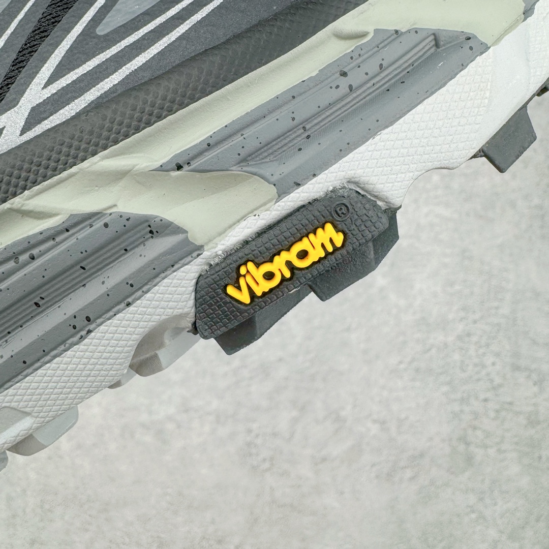 图片[15]-HOKA ONE ONE Mafate Speed 2 Low 玛法特2代系列低帮轻量户外越野休闲运动慢跑鞋 HOKA ONE ONE 最近推出了一个胶囊系列 Origin Story 这个系列里的 Mafate Speed 2 可以说让我日思夜想有一阵子了 最近终于拔草 让我来分享一下这双也是上脚赞到爆的越野跑鞋吧 以阿尔卑斯山脉作为主题将亮黄色与蓝色调覆盖在这经典轮廓之上 配色的呈现效果相当亮眼 以至于很多人买这个配色是用来日常搭配的 鞋面采用超轻的无缝架构 轻薄的TPU贴在透气的鞋面材料上 减轻重量同时也保证了支撑性 鞋底则采用滚动平衡技术 引导跑者回归自然步态 祖传的神奇EVA材质中底依旧是一如既往地表现优秀 能提供充足的缓震 作为HOKA家的越野跑鞋 VIBRAM 橡胶大底也是必不可少的 即便在复杂湿滑的地形 依旧能有良好的抓地力及稳定性 鞋带采用了弹性不易松脱的扁宽弹性鞋带 前掌与中掌部分也进行了加宽 也更加适合亚洲人的脚型 是一款十分全面且足够强悍的户外硬核越野鞋 而这双极其亮眼的越野跑鞋恰好又是在江山一百中参赛的UTMB冠军 Ludovic POMMERET 夺冠时穿着的战靴 这就让它变得更加有吸引力了 用来日常搭配的话短裤是基本不挑 长裤我个人推荐阔腿裤 工装裤以及各种长筒牛仔裤都可以 尺码：36 36.5 37.5 38 38.5 39 40 40.5 41 42 42.5 43 44 44.5 45-选品中心