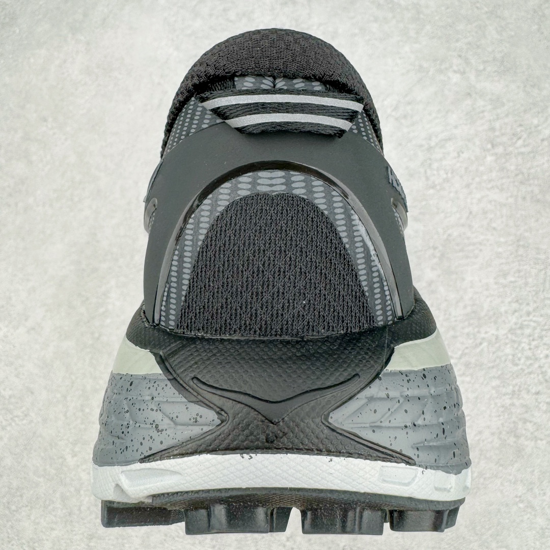 图片[8]-HOKA ONE ONE Mafate Speed 2 Low 玛法特2代系列低帮轻量户外越野休闲运动慢跑鞋 HOKA ONE ONE 最近推出了一个胶囊系列 Origin Story 这个系列里的 Mafate Speed 2 可以说让我日思夜想有一阵子了 最近终于拔草 让我来分享一下这双也是上脚赞到爆的越野跑鞋吧 以阿尔卑斯山脉作为主题将亮黄色与蓝色调覆盖在这经典轮廓之上 配色的呈现效果相当亮眼 以至于很多人买这个配色是用来日常搭配的 鞋面采用超轻的无缝架构 轻薄的TPU贴在透气的鞋面材料上 减轻重量同时也保证了支撑性 鞋底则采用滚动平衡技术 引导跑者回归自然步态 祖传的神奇EVA材质中底依旧是一如既往地表现优秀 能提供充足的缓震 作为HOKA家的越野跑鞋 VIBRAM 橡胶大底也是必不可少的 即便在复杂湿滑的地形 依旧能有良好的抓地力及稳定性 鞋带采用了弹性不易松脱的扁宽弹性鞋带 前掌与中掌部分也进行了加宽 也更加适合亚洲人的脚型 是一款十分全面且足够强悍的户外硬核越野鞋 而这双极其亮眼的越野跑鞋恰好又是在江山一百中参赛的UTMB冠军 Ludovic POMMERET 夺冠时穿着的战靴 这就让它变得更加有吸引力了 用来日常搭配的话短裤是基本不挑 长裤我个人推荐阔腿裤 工装裤以及各种长筒牛仔裤都可以 尺码：36 36.5 37.5 38 38.5 39 40 40.5 41 42 42.5 43 44 44.5 45-选品中心