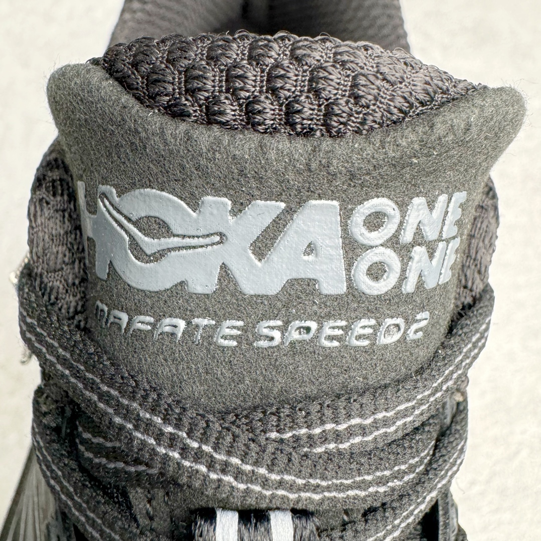 图片[11]-HOKA ONE ONE Mafate Speed 2 Low 玛法特2代系列低帮轻量户外越野休闲运动慢跑鞋 HOKA ONE ONE 最近推出了一个胶囊系列 Origin Story 这个系列里的 Mafate Speed 2 可以说让我日思夜想有一阵子了 最近终于拔草 让我来分享一下这双也是上脚赞到爆的越野跑鞋吧 以阿尔卑斯山脉作为主题将亮黄色与蓝色调覆盖在这经典轮廓之上 配色的呈现效果相当亮眼 以至于很多人买这个配色是用来日常搭配的 鞋面采用超轻的无缝架构 轻薄的TPU贴在透气的鞋面材料上 减轻重量同时也保证了支撑性 鞋底则采用滚动平衡技术 引导跑者回归自然步态 祖传的神奇EVA材质中底依旧是一如既往地表现优秀 能提供充足的缓震 作为HOKA家的越野跑鞋 VIBRAM 橡胶大底也是必不可少的 即便在复杂湿滑的地形 依旧能有良好的抓地力及稳定性 鞋带采用了弹性不易松脱的扁宽弹性鞋带 前掌与中掌部分也进行了加宽 也更加适合亚洲人的脚型 是一款十分全面且足够强悍的户外硬核越野鞋 而这双极其亮眼的越野跑鞋恰好又是在江山一百中参赛的UTMB冠军 Ludovic POMMERET 夺冠时穿着的战靴 这就让它变得更加有吸引力了 用来日常搭配的话短裤是基本不挑 长裤我个人推荐阔腿裤 工装裤以及各种长筒牛仔裤都可以 尺码：36 36.5 37.5 38 38.5 39 40 40.5 41 42 42.5 43 44 44.5 45-选品中心