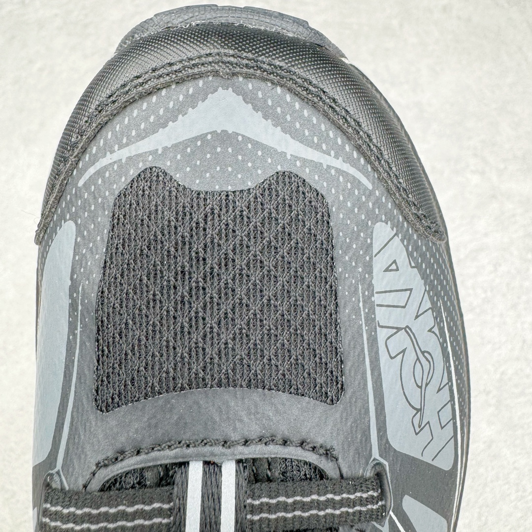 图片[12]-HOKA ONE ONE Mafate Speed 2 Low 玛法特2代系列低帮轻量户外越野休闲运动慢跑鞋 HOKA ONE ONE 最近推出了一个胶囊系列 Origin Story 这个系列里的 Mafate Speed 2 可以说让我日思夜想有一阵子了 最近终于拔草 让我来分享一下这双也是上脚赞到爆的越野跑鞋吧 以阿尔卑斯山脉作为主题将亮黄色与蓝色调覆盖在这经典轮廓之上 配色的呈现效果相当亮眼 以至于很多人买这个配色是用来日常搭配的 鞋面采用超轻的无缝架构 轻薄的TPU贴在透气的鞋面材料上 减轻重量同时也保证了支撑性 鞋底则采用滚动平衡技术 引导跑者回归自然步态 祖传的神奇EVA材质中底依旧是一如既往地表现优秀 能提供充足的缓震 作为HOKA家的越野跑鞋 VIBRAM 橡胶大底也是必不可少的 即便在复杂湿滑的地形 依旧能有良好的抓地力及稳定性 鞋带采用了弹性不易松脱的扁宽弹性鞋带 前掌与中掌部分也进行了加宽 也更加适合亚洲人的脚型 是一款十分全面且足够强悍的户外硬核越野鞋 而这双极其亮眼的越野跑鞋恰好又是在江山一百中参赛的UTMB冠军 Ludovic POMMERET 夺冠时穿着的战靴 这就让它变得更加有吸引力了 用来日常搭配的话短裤是基本不挑 长裤我个人推荐阔腿裤 工装裤以及各种长筒牛仔裤都可以 尺码：36 36.5 37.5 38 38.5 39 40 40.5 41 42 42.5 43 44 44.5 45-选品中心