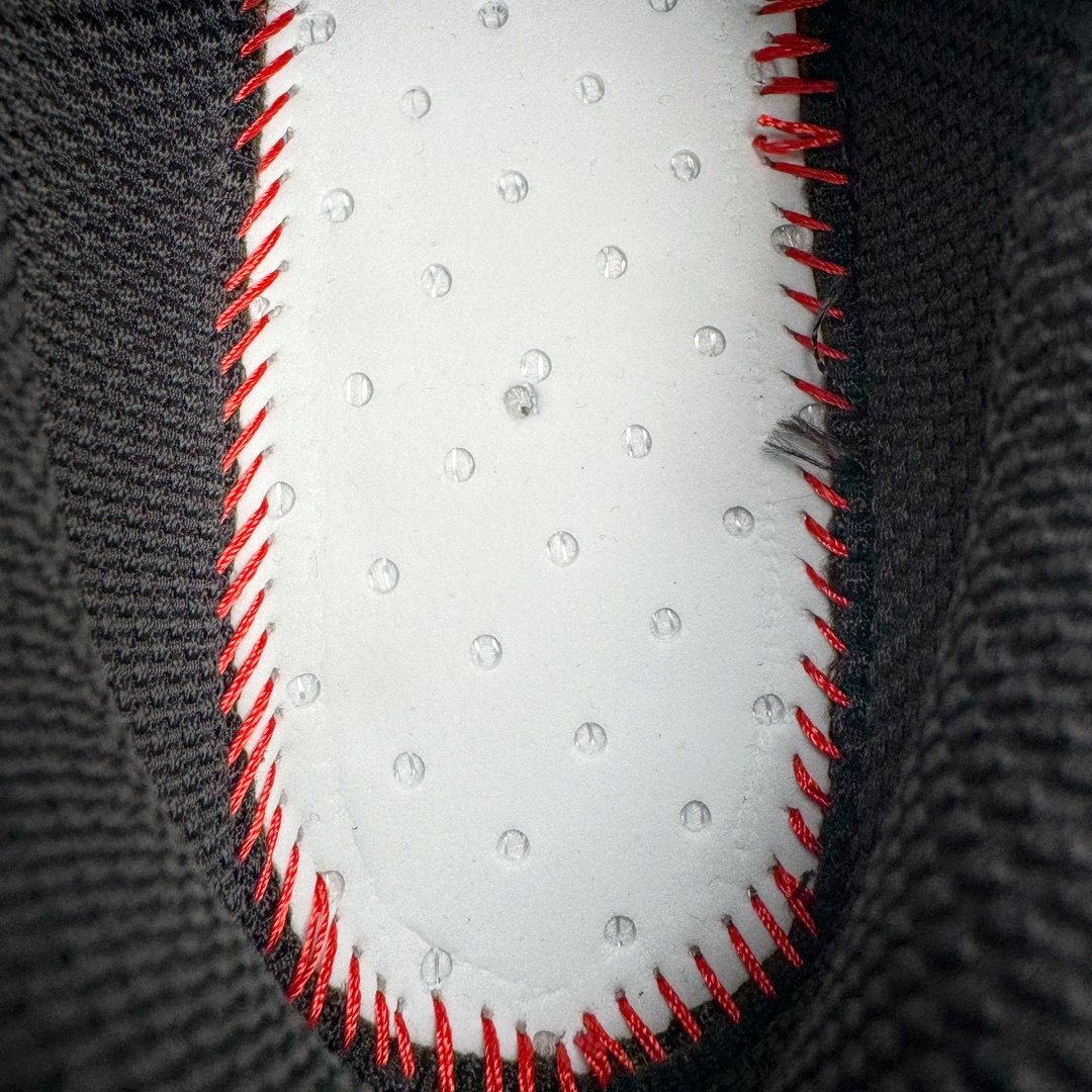 图片[10]-HOKA ONE ONE Mafate Speed 2 Low 玛法特2代系列低帮轻量户外越野休闲运动慢跑鞋 HOKA ONE ONE 最近推出了一个胶囊系列 Origin Story 这个系列里的 Mafate Speed 2 可以说让我日思夜想有一阵子了 最近终于拔草 让我来分享一下这双也是上脚赞到爆的越野跑鞋吧 以阿尔卑斯山脉作为主题将亮黄色与蓝色调覆盖在这经典轮廓之上 配色的呈现效果相当亮眼 以至于很多人买这个配色是用来日常搭配的 鞋面采用超轻的无缝架构 轻薄的TPU贴在透气的鞋面材料上 减轻重量同时也保证了支撑性 鞋底则采用滚动平衡技术 引导跑者回归自然步态 祖传的神奇EVA材质中底依旧是一如既往地表现优秀 能提供充足的缓震 作为HOKA家的越野跑鞋 VIBRAM 橡胶大底也是必不可少的 即便在复杂湿滑的地形 依旧能有良好的抓地力及稳定性 鞋带采用了弹性不易松脱的扁宽弹性鞋带 前掌与中掌部分也进行了加宽 也更加适合亚洲人的脚型 是一款十分全面且足够强悍的户外硬核越野鞋 而这双极其亮眼的越野跑鞋恰好又是在江山一百中参赛的UTMB冠军 Ludovic POMMERET 夺冠时穿着的战靴 这就让它变得更加有吸引力了 用来日常搭配的话短裤是基本不挑 长裤我个人推荐阔腿裤 工装裤以及各种长筒牛仔裤都可以 尺码：36 36.5 37.5 38 38.5 39 40 40.5 41 42 42.5 43 44 44.5 45-选品中心