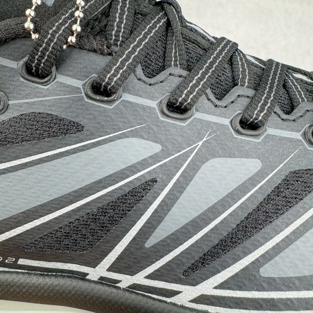 图片[14]-HOKA ONE ONE Mafate Speed 2 Low 玛法特2代系列低帮轻量户外越野休闲运动慢跑鞋 HOKA ONE ONE 最近推出了一个胶囊系列 Origin Story 这个系列里的 Mafate Speed 2 可以说让我日思夜想有一阵子了 最近终于拔草 让我来分享一下这双也是上脚赞到爆的越野跑鞋吧 以阿尔卑斯山脉作为主题将亮黄色与蓝色调覆盖在这经典轮廓之上 配色的呈现效果相当亮眼 以至于很多人买这个配色是用来日常搭配的 鞋面采用超轻的无缝架构 轻薄的TPU贴在透气的鞋面材料上 减轻重量同时也保证了支撑性 鞋底则采用滚动平衡技术 引导跑者回归自然步态 祖传的神奇EVA材质中底依旧是一如既往地表现优秀 能提供充足的缓震 作为HOKA家的越野跑鞋 VIBRAM 橡胶大底也是必不可少的 即便在复杂湿滑的地形 依旧能有良好的抓地力及稳定性 鞋带采用了弹性不易松脱的扁宽弹性鞋带 前掌与中掌部分也进行了加宽 也更加适合亚洲人的脚型 是一款十分全面且足够强悍的户外硬核越野鞋 而这双极其亮眼的越野跑鞋恰好又是在江山一百中参赛的UTMB冠军 Ludovic POMMERET 夺冠时穿着的战靴 这就让它变得更加有吸引力了 用来日常搭配的话短裤是基本不挑 长裤我个人推荐阔腿裤 工装裤以及各种长筒牛仔裤都可以 尺码：36 36.5 37.5 38 38.5 39 40 40.5 41 42 42.5 43 44 44.5 45-选品中心