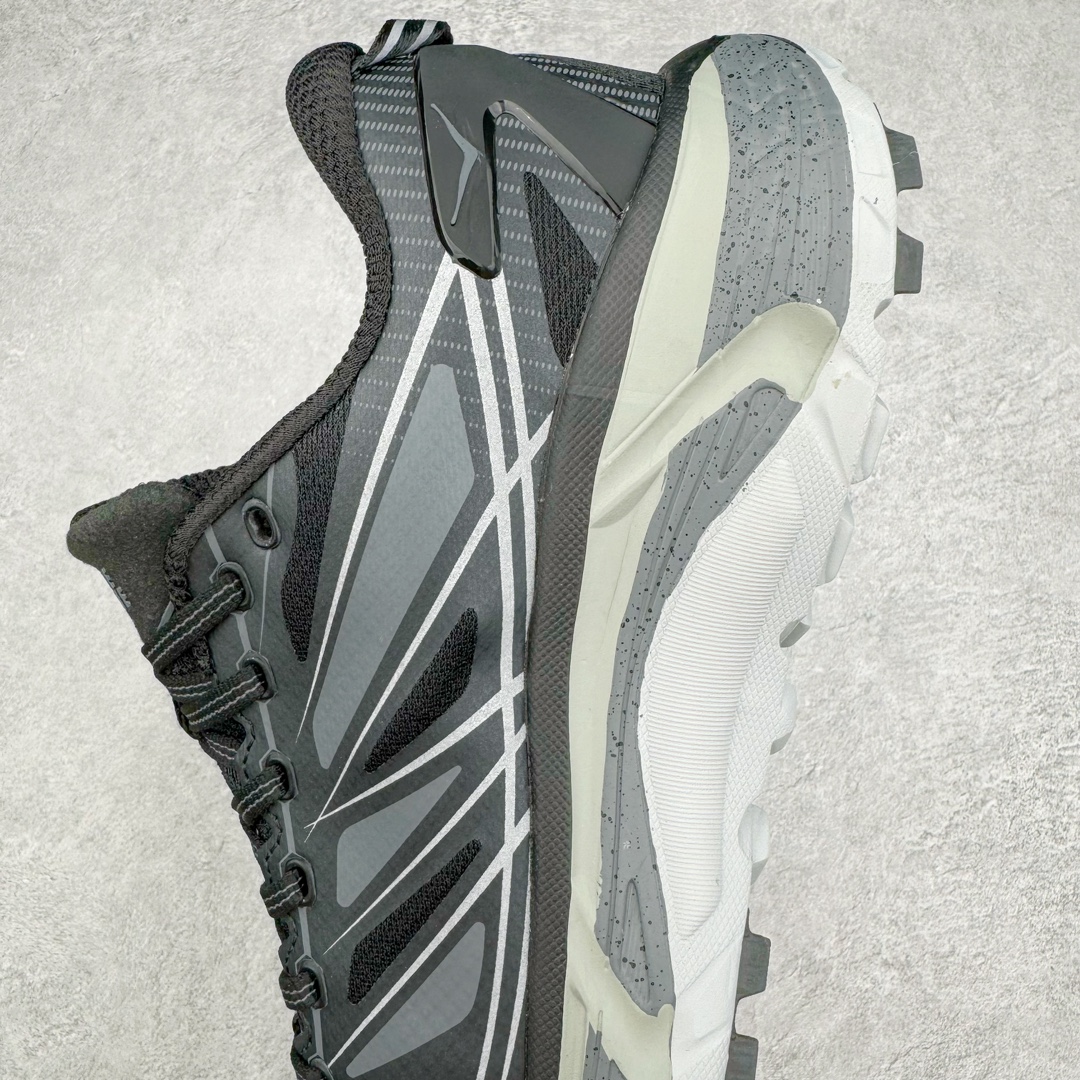 图片[7]-HOKA ONE ONE Mafate Speed 2 Low 玛法特2代系列低帮轻量户外越野休闲运动慢跑鞋 HOKA ONE ONE 最近推出了一个胶囊系列 Origin Story 这个系列里的 Mafate Speed 2 可以说让我日思夜想有一阵子了 最近终于拔草 让我来分享一下这双也是上脚赞到爆的越野跑鞋吧 以阿尔卑斯山脉作为主题将亮黄色与蓝色调覆盖在这经典轮廓之上 配色的呈现效果相当亮眼 以至于很多人买这个配色是用来日常搭配的 鞋面采用超轻的无缝架构 轻薄的TPU贴在透气的鞋面材料上 减轻重量同时也保证了支撑性 鞋底则采用滚动平衡技术 引导跑者回归自然步态 祖传的神奇EVA材质中底依旧是一如既往地表现优秀 能提供充足的缓震 作为HOKA家的越野跑鞋 VIBRAM 橡胶大底也是必不可少的 即便在复杂湿滑的地形 依旧能有良好的抓地力及稳定性 鞋带采用了弹性不易松脱的扁宽弹性鞋带 前掌与中掌部分也进行了加宽 也更加适合亚洲人的脚型 是一款十分全面且足够强悍的户外硬核越野鞋 而这双极其亮眼的越野跑鞋恰好又是在江山一百中参赛的UTMB冠军 Ludovic POMMERET 夺冠时穿着的战靴 这就让它变得更加有吸引力了 用来日常搭配的话短裤是基本不挑 长裤我个人推荐阔腿裤 工装裤以及各种长筒牛仔裤都可以 尺码：36 36.5 37.5 38 38.5 39 40 40.5 41 42 42.5 43 44 44.5 45-选品中心