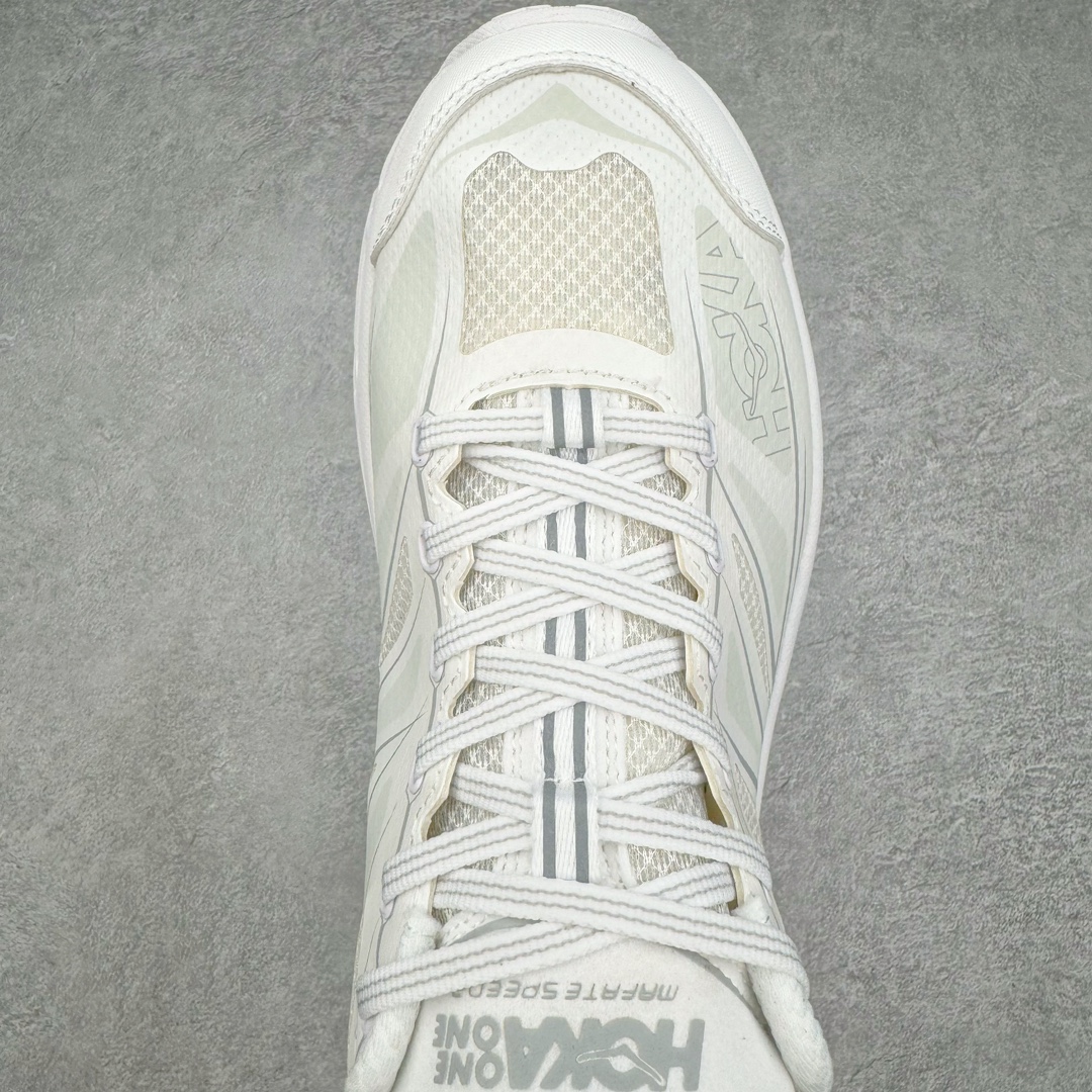 图片[4]-HOKA ONE ONE Mafate Speed 2 Low 玛法特2代系列低帮轻量户外越野休闲运动慢跑鞋 HOKA ONE ONE 最近推出了一个胶囊系列 Origin Story 这个系列里的 Mafate Speed 2 可以说让我日思夜想有一阵子了 最近终于拔草 让我来分享一下这双也是上脚赞到爆的越野跑鞋吧 以阿尔卑斯山脉作为主题将亮黄色与蓝色调覆盖在这经典轮廓之上 配色的呈现效果相当亮眼 以至于很多人买这个配色是用来日常搭配的 鞋面采用超轻的无缝架构 轻薄的TPU贴在透气的鞋面材料上 减轻重量同时也保证了支撑性 鞋底则采用滚动平衡技术 引导跑者回归自然步态 祖传的神奇EVA材质中底依旧是一如既往地表现优秀 能提供充足的缓震 作为HOKA家的越野跑鞋 VIBRAM 橡胶大底也是必不可少的 即便在复杂湿滑的地形 依旧能有良好的抓地力及稳定性 鞋带采用了弹性不易松脱的扁宽弹性鞋带 前掌与中掌部分也进行了加宽 也更加适合亚洲人的脚型 是一款十分全面且足够强悍的户外硬核越野鞋 而这双极其亮眼的越野跑鞋恰好又是在江山一百中参赛的UTMB冠军 Ludovic POMMERET 夺冠时穿着的战靴 这就让它变得更加有吸引力了 用来日常搭配的话短裤是基本不挑 长裤我个人推荐阔腿裤 工装裤以及各种长筒牛仔裤都可以 尺码：36 36.5 37.5 38 38.5 39 40 40.5 41 42 42.5 43 44 44.5 45-选品中心