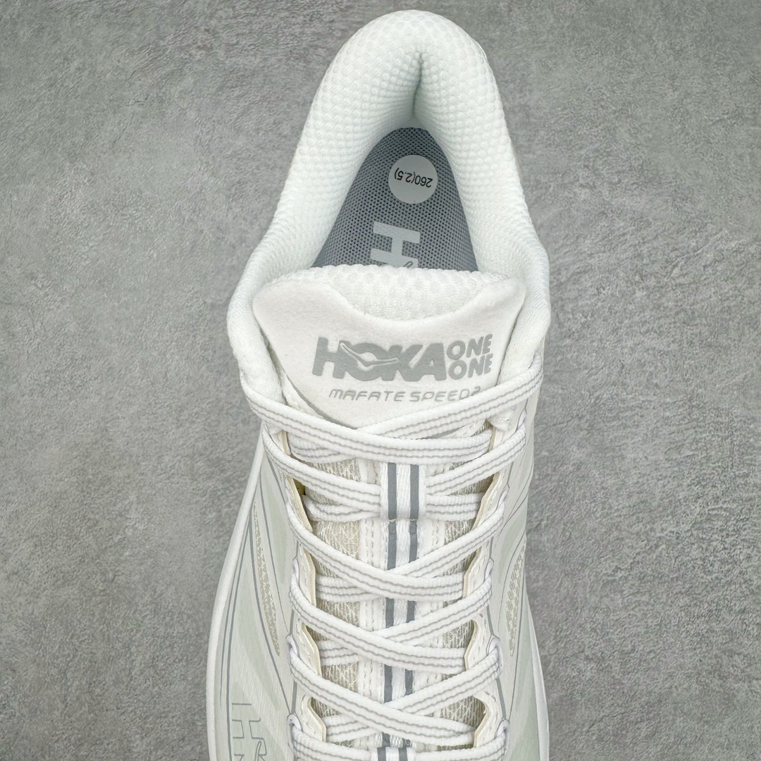 图片[5]-HOKA ONE ONE Mafate Speed 2 Low 玛法特2代系列低帮轻量户外越野休闲运动慢跑鞋 HOKA ONE ONE 最近推出了一个胶囊系列 Origin Story 这个系列里的 Mafate Speed 2 可以说让我日思夜想有一阵子了 最近终于拔草 让我来分享一下这双也是上脚赞到爆的越野跑鞋吧 以阿尔卑斯山脉作为主题将亮黄色与蓝色调覆盖在这经典轮廓之上 配色的呈现效果相当亮眼 以至于很多人买这个配色是用来日常搭配的 鞋面采用超轻的无缝架构 轻薄的TPU贴在透气的鞋面材料上 减轻重量同时也保证了支撑性 鞋底则采用滚动平衡技术 引导跑者回归自然步态 祖传的神奇EVA材质中底依旧是一如既往地表现优秀 能提供充足的缓震 作为HOKA家的越野跑鞋 VIBRAM 橡胶大底也是必不可少的 即便在复杂湿滑的地形 依旧能有良好的抓地力及稳定性 鞋带采用了弹性不易松脱的扁宽弹性鞋带 前掌与中掌部分也进行了加宽 也更加适合亚洲人的脚型 是一款十分全面且足够强悍的户外硬核越野鞋 而这双极其亮眼的越野跑鞋恰好又是在江山一百中参赛的UTMB冠军 Ludovic POMMERET 夺冠时穿着的战靴 这就让它变得更加有吸引力了 用来日常搭配的话短裤是基本不挑 长裤我个人推荐阔腿裤 工装裤以及各种长筒牛仔裤都可以 尺码：36 36.5 37.5 38 38.5 39 40 40.5 41 42 42.5 43 44 44.5 45-选品中心