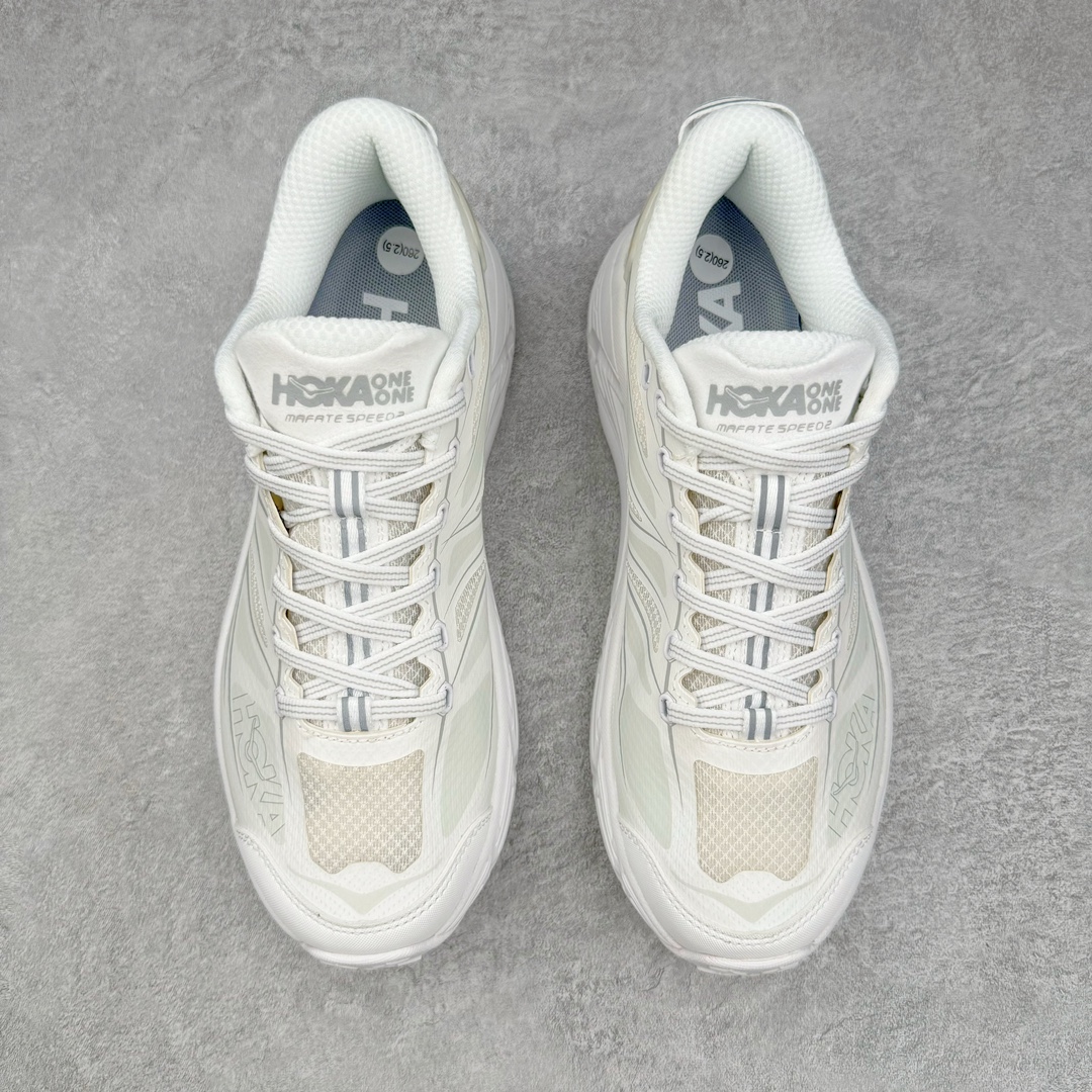 图片[2]-HOKA ONE ONE Mafate Speed 2 Low 玛法特2代系列低帮轻量户外越野休闲运动慢跑鞋 HOKA ONE ONE 最近推出了一个胶囊系列 Origin Story 这个系列里的 Mafate Speed 2 可以说让我日思夜想有一阵子了 最近终于拔草 让我来分享一下这双也是上脚赞到爆的越野跑鞋吧 以阿尔卑斯山脉作为主题将亮黄色与蓝色调覆盖在这经典轮廓之上 配色的呈现效果相当亮眼 以至于很多人买这个配色是用来日常搭配的 鞋面采用超轻的无缝架构 轻薄的TPU贴在透气的鞋面材料上 减轻重量同时也保证了支撑性 鞋底则采用滚动平衡技术 引导跑者回归自然步态 祖传的神奇EVA材质中底依旧是一如既往地表现优秀 能提供充足的缓震 作为HOKA家的越野跑鞋 VIBRAM 橡胶大底也是必不可少的 即便在复杂湿滑的地形 依旧能有良好的抓地力及稳定性 鞋带采用了弹性不易松脱的扁宽弹性鞋带 前掌与中掌部分也进行了加宽 也更加适合亚洲人的脚型 是一款十分全面且足够强悍的户外硬核越野鞋 而这双极其亮眼的越野跑鞋恰好又是在江山一百中参赛的UTMB冠军 Ludovic POMMERET 夺冠时穿着的战靴 这就让它变得更加有吸引力了 用来日常搭配的话短裤是基本不挑 长裤我个人推荐阔腿裤 工装裤以及各种长筒牛仔裤都可以 尺码：36 36.5 37.5 38 38.5 39 40 40.5 41 42 42.5 43 44 44.5 45-选品中心