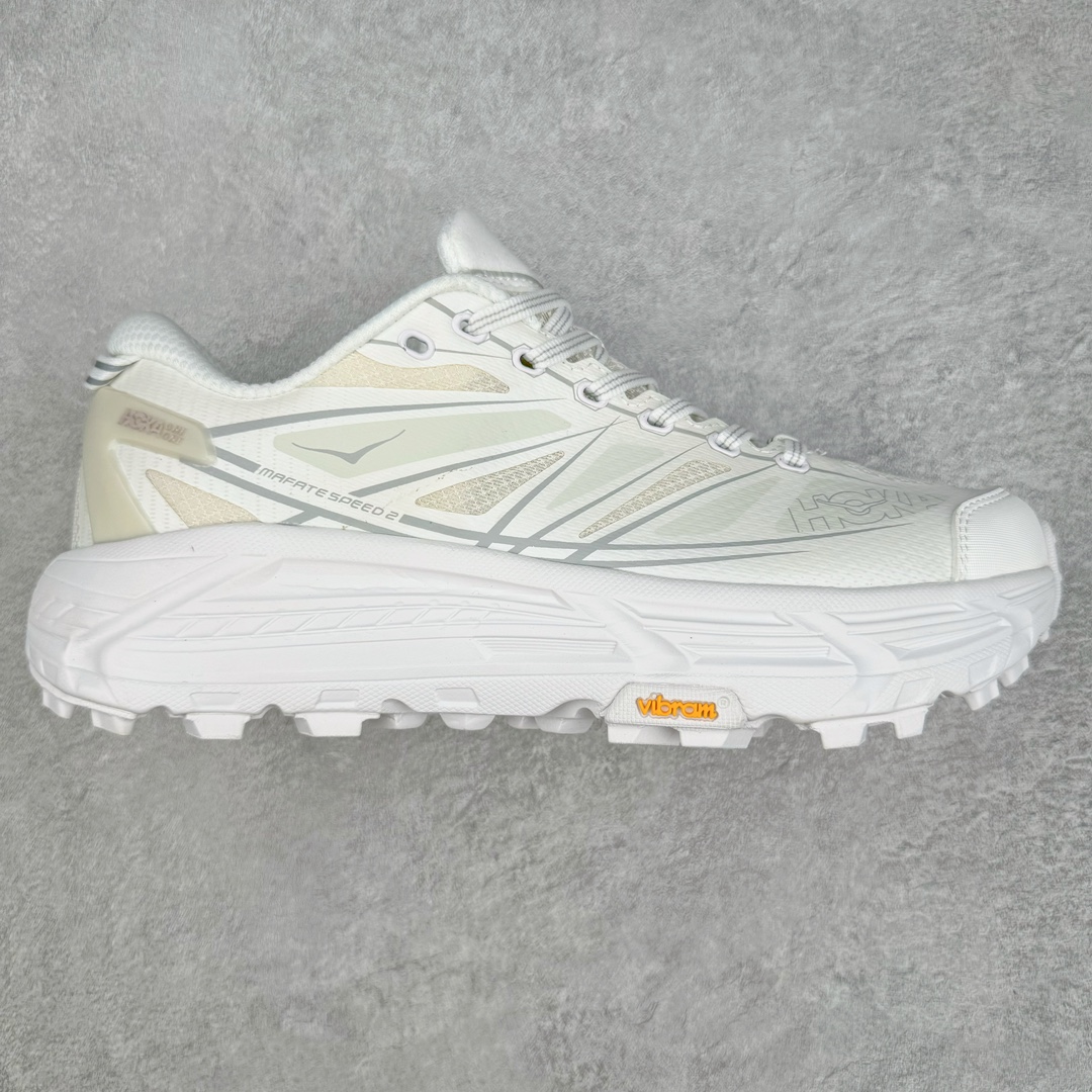 HOKA ONE ONE Mafate Speed 2 Low 玛法特2代系列低帮轻量户外越野休闲运动慢跑鞋 HOKA ONE ONE 最近推出了一个胶囊系列 Origin Story 这个系列里的 Mafate Speed 2 可以说让我日思夜想有一阵子了 最近终于拔草 让我来分享一下这双也是上脚赞到爆的越野跑鞋吧 以阿尔卑斯山脉作为主题将亮黄色与蓝色调覆盖在这经典轮廓之上 配色的呈现效果相当亮眼 以至于很多人买这个配色是用来日常搭配的 鞋面采用超轻的无缝架构 轻薄的TPU贴在透气的鞋面材料上 减轻重量同时也保证了支撑性 鞋底则采用滚动平衡技术 引导跑者回归自然步态 祖传的神奇EVA材质中底依旧是一如既往地表现优秀 能提供充足的缓震 作为HOKA家的越野跑鞋 VIBRAM 橡胶大底也是必不可少的 即便在复杂湿滑的地形 依旧能有良好的抓地力及稳定性 鞋带采用了弹性不易松脱的扁宽弹性鞋带 前掌与中掌部分也进行了加宽 也更加适合亚洲人的脚型 是一款十分全面且足够强悍的户外硬核越野鞋 而这双极其亮眼的越野跑鞋恰好又是在江山一百中参赛的UTMB冠军 Ludovic POMMERET 夺冠时穿着的战靴 这就让它变得更加有吸引力了 用来日常搭配的话短裤是基本不挑 长裤我个人推荐阔腿裤 工装裤以及各种长筒牛仔裤都可以 尺码：36 36.5 37.5 38 38.5 39 40 40.5 41 42 42.5 43 44 44.5 45-选品中心