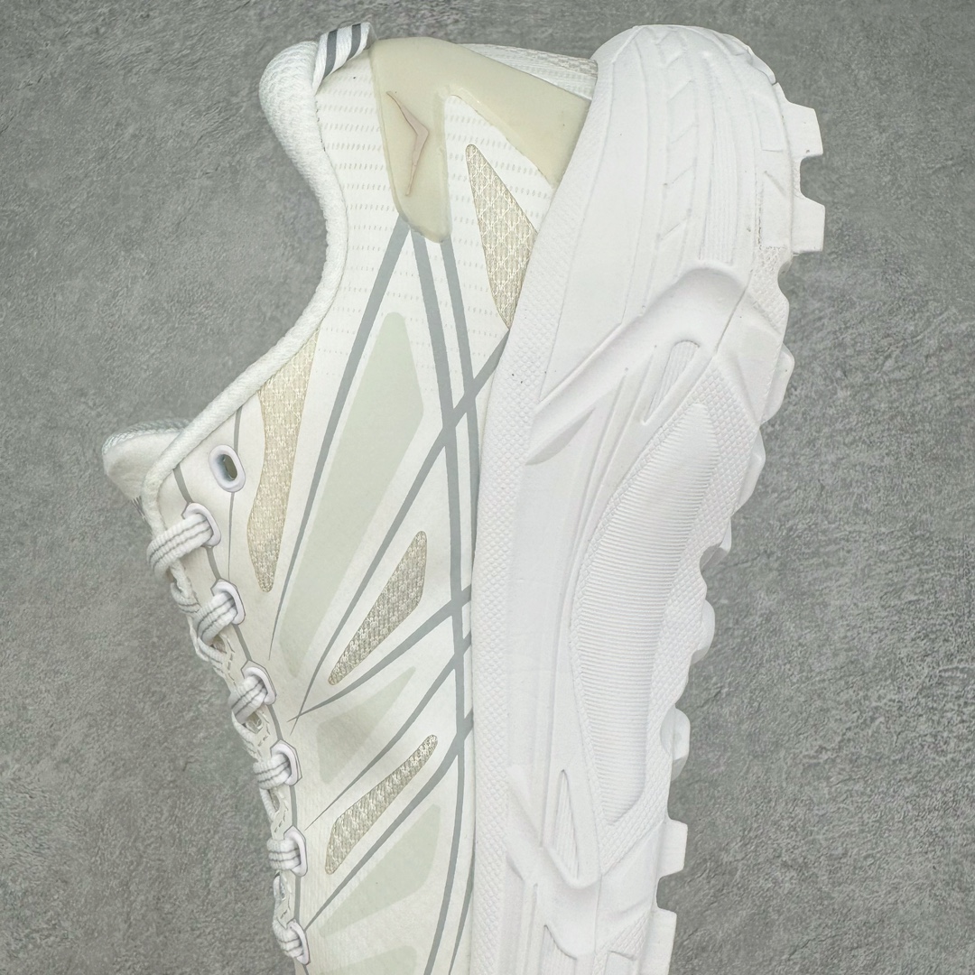 图片[7]-HOKA ONE ONE Mafate Speed 2 Low 玛法特2代系列低帮轻量户外越野休闲运动慢跑鞋 HOKA ONE ONE 最近推出了一个胶囊系列 Origin Story 这个系列里的 Mafate Speed 2 可以说让我日思夜想有一阵子了 最近终于拔草 让我来分享一下这双也是上脚赞到爆的越野跑鞋吧 以阿尔卑斯山脉作为主题将亮黄色与蓝色调覆盖在这经典轮廓之上 配色的呈现效果相当亮眼 以至于很多人买这个配色是用来日常搭配的 鞋面采用超轻的无缝架构 轻薄的TPU贴在透气的鞋面材料上 减轻重量同时也保证了支撑性 鞋底则采用滚动平衡技术 引导跑者回归自然步态 祖传的神奇EVA材质中底依旧是一如既往地表现优秀 能提供充足的缓震 作为HOKA家的越野跑鞋 VIBRAM 橡胶大底也是必不可少的 即便在复杂湿滑的地形 依旧能有良好的抓地力及稳定性 鞋带采用了弹性不易松脱的扁宽弹性鞋带 前掌与中掌部分也进行了加宽 也更加适合亚洲人的脚型 是一款十分全面且足够强悍的户外硬核越野鞋 而这双极其亮眼的越野跑鞋恰好又是在江山一百中参赛的UTMB冠军 Ludovic POMMERET 夺冠时穿着的战靴 这就让它变得更加有吸引力了 用来日常搭配的话短裤是基本不挑 长裤我个人推荐阔腿裤 工装裤以及各种长筒牛仔裤都可以 尺码：36 36.5 37.5 38 38.5 39 40 40.5 41 42 42.5 43 44 44.5 45-选品中心