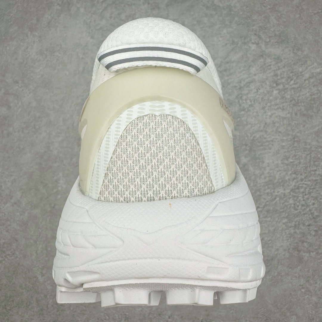 图片[8]-HOKA ONE ONE Mafate Speed 2 Low 玛法特2代系列低帮轻量户外越野休闲运动慢跑鞋 HOKA ONE ONE 最近推出了一个胶囊系列 Origin Story 这个系列里的 Mafate Speed 2 可以说让我日思夜想有一阵子了 最近终于拔草 让我来分享一下这双也是上脚赞到爆的越野跑鞋吧 以阿尔卑斯山脉作为主题将亮黄色与蓝色调覆盖在这经典轮廓之上 配色的呈现效果相当亮眼 以至于很多人买这个配色是用来日常搭配的 鞋面采用超轻的无缝架构 轻薄的TPU贴在透气的鞋面材料上 减轻重量同时也保证了支撑性 鞋底则采用滚动平衡技术 引导跑者回归自然步态 祖传的神奇EVA材质中底依旧是一如既往地表现优秀 能提供充足的缓震 作为HOKA家的越野跑鞋 VIBRAM 橡胶大底也是必不可少的 即便在复杂湿滑的地形 依旧能有良好的抓地力及稳定性 鞋带采用了弹性不易松脱的扁宽弹性鞋带 前掌与中掌部分也进行了加宽 也更加适合亚洲人的脚型 是一款十分全面且足够强悍的户外硬核越野鞋 而这双极其亮眼的越野跑鞋恰好又是在江山一百中参赛的UTMB冠军 Ludovic POMMERET 夺冠时穿着的战靴 这就让它变得更加有吸引力了 用来日常搭配的话短裤是基本不挑 长裤我个人推荐阔腿裤 工装裤以及各种长筒牛仔裤都可以 尺码：36 36.5 37.5 38 38.5 39 40 40.5 41 42 42.5 43 44 44.5 45-选品中心