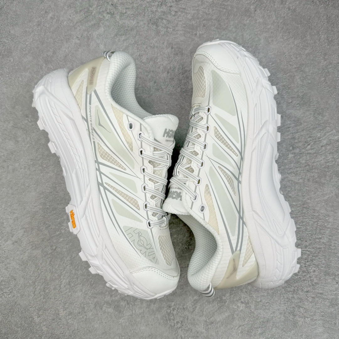 图片[3]-HOKA ONE ONE Mafate Speed 2 Low 玛法特2代系列低帮轻量户外越野休闲运动慢跑鞋 HOKA ONE ONE 最近推出了一个胶囊系列 Origin Story 这个系列里的 Mafate Speed 2 可以说让我日思夜想有一阵子了 最近终于拔草 让我来分享一下这双也是上脚赞到爆的越野跑鞋吧 以阿尔卑斯山脉作为主题将亮黄色与蓝色调覆盖在这经典轮廓之上 配色的呈现效果相当亮眼 以至于很多人买这个配色是用来日常搭配的 鞋面采用超轻的无缝架构 轻薄的TPU贴在透气的鞋面材料上 减轻重量同时也保证了支撑性 鞋底则采用滚动平衡技术 引导跑者回归自然步态 祖传的神奇EVA材质中底依旧是一如既往地表现优秀 能提供充足的缓震 作为HOKA家的越野跑鞋 VIBRAM 橡胶大底也是必不可少的 即便在复杂湿滑的地形 依旧能有良好的抓地力及稳定性 鞋带采用了弹性不易松脱的扁宽弹性鞋带 前掌与中掌部分也进行了加宽 也更加适合亚洲人的脚型 是一款十分全面且足够强悍的户外硬核越野鞋 而这双极其亮眼的越野跑鞋恰好又是在江山一百中参赛的UTMB冠军 Ludovic POMMERET 夺冠时穿着的战靴 这就让它变得更加有吸引力了 用来日常搭配的话短裤是基本不挑 长裤我个人推荐阔腿裤 工装裤以及各种长筒牛仔裤都可以 尺码：36 36.5 37.5 38 38.5 39 40 40.5 41 42 42.5 43 44 44.5 45-选品中心