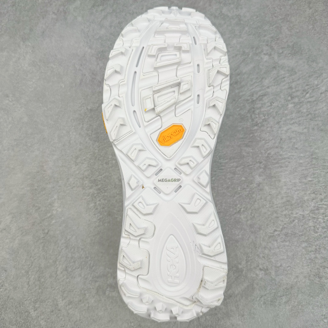 图片[9]-HOKA ONE ONE Mafate Speed 2 Low 玛法特2代系列低帮轻量户外越野休闲运动慢跑鞋 HOKA ONE ONE 最近推出了一个胶囊系列 Origin Story 这个系列里的 Mafate Speed 2 可以说让我日思夜想有一阵子了 最近终于拔草 让我来分享一下这双也是上脚赞到爆的越野跑鞋吧 以阿尔卑斯山脉作为主题将亮黄色与蓝色调覆盖在这经典轮廓之上 配色的呈现效果相当亮眼 以至于很多人买这个配色是用来日常搭配的 鞋面采用超轻的无缝架构 轻薄的TPU贴在透气的鞋面材料上 减轻重量同时也保证了支撑性 鞋底则采用滚动平衡技术 引导跑者回归自然步态 祖传的神奇EVA材质中底依旧是一如既往地表现优秀 能提供充足的缓震 作为HOKA家的越野跑鞋 VIBRAM 橡胶大底也是必不可少的 即便在复杂湿滑的地形 依旧能有良好的抓地力及稳定性 鞋带采用了弹性不易松脱的扁宽弹性鞋带 前掌与中掌部分也进行了加宽 也更加适合亚洲人的脚型 是一款十分全面且足够强悍的户外硬核越野鞋 而这双极其亮眼的越野跑鞋恰好又是在江山一百中参赛的UTMB冠军 Ludovic POMMERET 夺冠时穿着的战靴 这就让它变得更加有吸引力了 用来日常搭配的话短裤是基本不挑 长裤我个人推荐阔腿裤 工装裤以及各种长筒牛仔裤都可以 尺码：36 36.5 37.5 38 38.5 39 40 40.5 41 42 42.5 43 44 44.5 45-选品中心