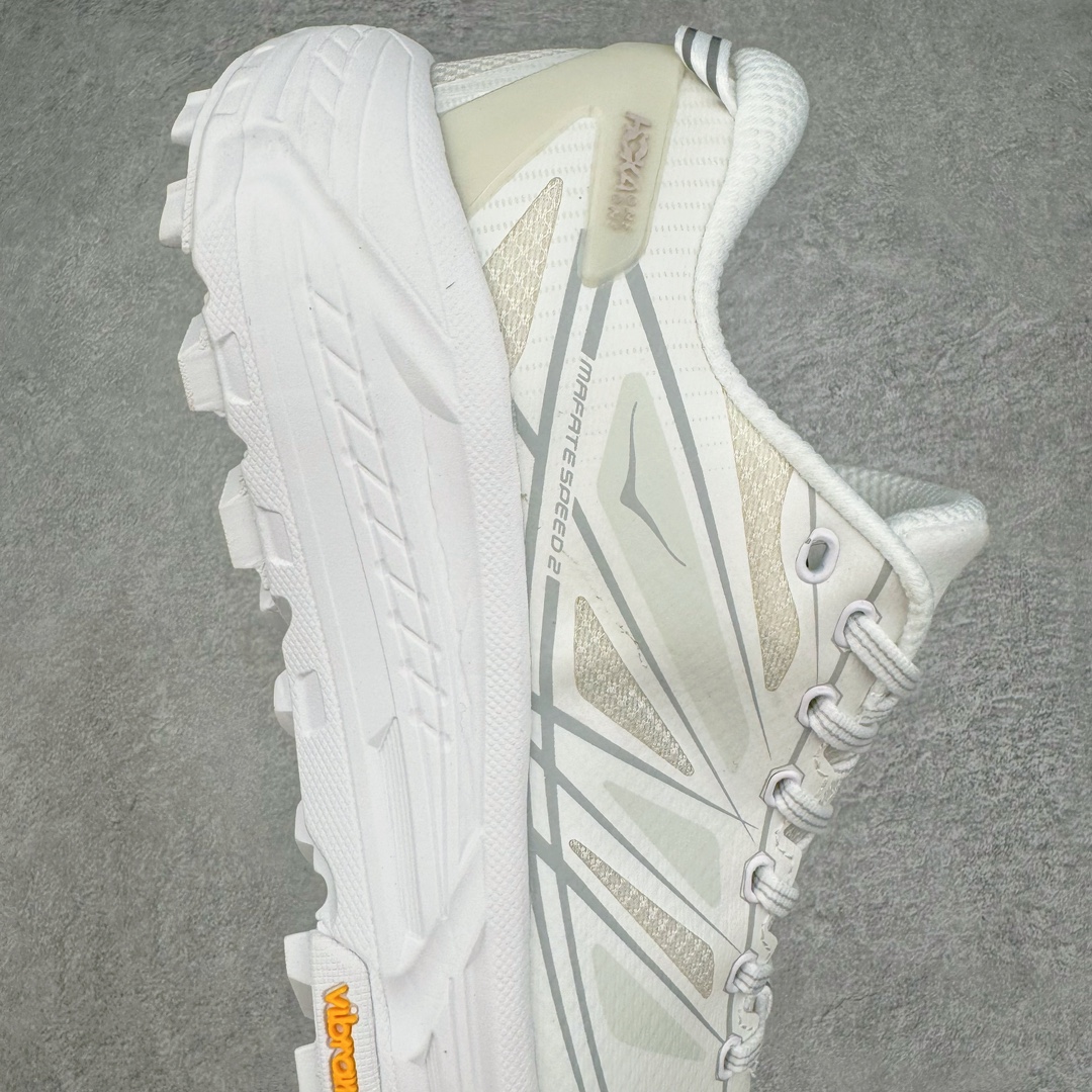 图片[6]-HOKA ONE ONE Mafate Speed 2 Low 玛法特2代系列低帮轻量户外越野休闲运动慢跑鞋 HOKA ONE ONE 最近推出了一个胶囊系列 Origin Story 这个系列里的 Mafate Speed 2 可以说让我日思夜想有一阵子了 最近终于拔草 让我来分享一下这双也是上脚赞到爆的越野跑鞋吧 以阿尔卑斯山脉作为主题将亮黄色与蓝色调覆盖在这经典轮廓之上 配色的呈现效果相当亮眼 以至于很多人买这个配色是用来日常搭配的 鞋面采用超轻的无缝架构 轻薄的TPU贴在透气的鞋面材料上 减轻重量同时也保证了支撑性 鞋底则采用滚动平衡技术 引导跑者回归自然步态 祖传的神奇EVA材质中底依旧是一如既往地表现优秀 能提供充足的缓震 作为HOKA家的越野跑鞋 VIBRAM 橡胶大底也是必不可少的 即便在复杂湿滑的地形 依旧能有良好的抓地力及稳定性 鞋带采用了弹性不易松脱的扁宽弹性鞋带 前掌与中掌部分也进行了加宽 也更加适合亚洲人的脚型 是一款十分全面且足够强悍的户外硬核越野鞋 而这双极其亮眼的越野跑鞋恰好又是在江山一百中参赛的UTMB冠军 Ludovic POMMERET 夺冠时穿着的战靴 这就让它变得更加有吸引力了 用来日常搭配的话短裤是基本不挑 长裤我个人推荐阔腿裤 工装裤以及各种长筒牛仔裤都可以 尺码：36 36.5 37.5 38 38.5 39 40 40.5 41 42 42.5 43 44 44.5 45-选品中心