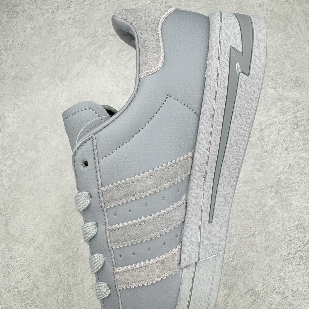 图片[7]-AD Originals Superstar 经典复古贝壳头板鞋 IE6115 诞生于1969年 是第一双将全皮面鞋 身与橡胶鞋头结合在一起的低帮篮球鞋 Superstar最开始 是作为高帮篮球鞋Pro Model的低帮版本而出现的 但因为其独特和醒目的橡胶鞋头造型而让大家熟知 被大家形象地称为\\\”shelltoe\\\”贝壳头 在70年代的美国职业篮球场上 接近3/4的NBA球员都将这双Superstar作为场上用鞋 80年代之后 经过不断的改良和发展 Superstar逐渐成为横跨时装、音乐、街头文化、休闲和运动等各大领域的时尚潮鞋 尺码：36 36.5 37 38 38.5 39 40 40.5 41 42 42.5 43 44 44.5 45-选品中心