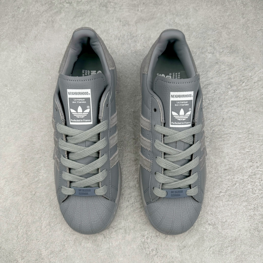 图片[2]-AD Originals Superstar 经典复古贝壳头板鞋 IE6115 诞生于1969年 是第一双将全皮面鞋 身与橡胶鞋头结合在一起的低帮篮球鞋 Superstar最开始 是作为高帮篮球鞋Pro Model的低帮版本而出现的 但因为其独特和醒目的橡胶鞋头造型而让大家熟知 被大家形象地称为\\\”shelltoe\\\”贝壳头 在70年代的美国职业篮球场上 接近3/4的NBA球员都将这双Superstar作为场上用鞋 80年代之后 经过不断的改良和发展 Superstar逐渐成为横跨时装、音乐、街头文化、休闲和运动等各大领域的时尚潮鞋 尺码：36 36.5 37 38 38.5 39 40 40.5 41 42 42.5 43 44 44.5 45-选品中心