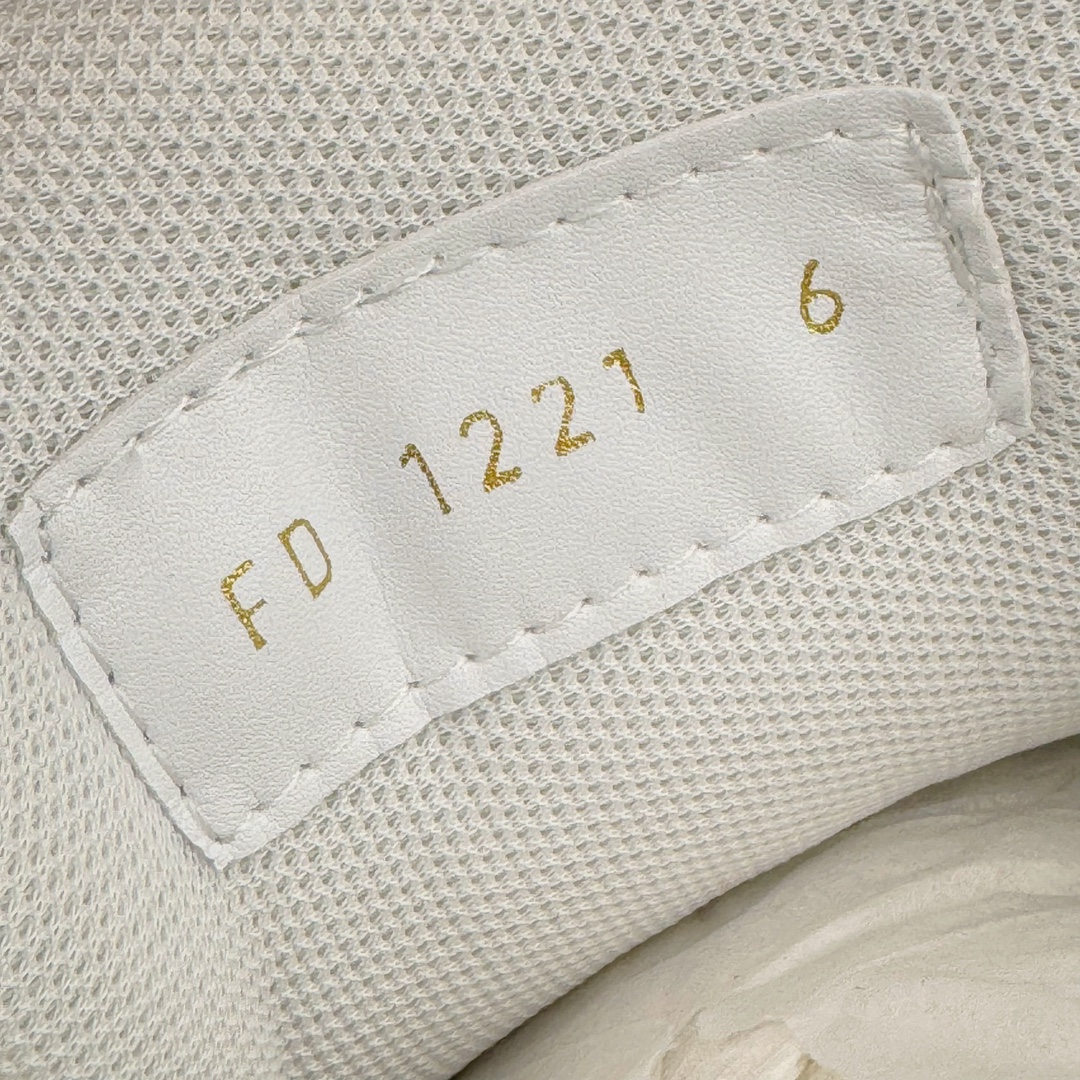 图片[18]-＃GD广顶 Louis Vuitton Trainer lv路易威登时装走秀运动时尚板鞋 外贸零售特供批次 2023全新纸板数据 印花高频效果碾压市面 市售天花板产物 耗时半年巨作 全套原厂新版原纸板楦头开发 原厂特供皮料加持 市场所有版本中综合最强的货品 GD实力大厂出品 全网最全配色更新最快 最成熟的做工稳定的品控 完美鞋型超高的清洁度 零毛边线头瑕疵 全套原楦原纸版原鞋开模 全网最具灵魂的版型 正确原装黄色鞋盒 正确中底印花 鞋面印花3D高频深度立体 全鞋电脑针车 紧密相连 针距密度一致 环保乳胶注塑鞋垫 厚度脚感还原原版 皮面裁剪部位 统一油边封口工艺 原装橡胶大底含胶量大底组合零偏差 专柜全套包装 防尘袋 说明书 质保卡 男女鞋 尺码：35 36 37 38 39 40 41 42 43 44 45-选品中心