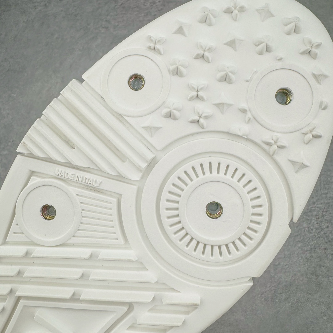 图片[19]-＃GD广顶 Louis Vuitton Trainer lv路易威登时装走秀运动时尚板鞋 外贸零售特供批次 2023全新纸板数据 印花高频效果碾压市面 市售天花板产物 耗时半年巨作 全套原厂新版原纸板楦头开发 原厂特供皮料加持 市场所有版本中综合最强的货品 GD实力大厂出品 全网最全配色更新最快 最成熟的做工稳定的品控 完美鞋型超高的清洁度 零毛边线头瑕疵 全套原楦原纸版原鞋开模 全网最具灵魂的版型 正确原装黄色鞋盒 正确中底印花 鞋面印花3D高频深度立体 全鞋电脑针车 紧密相连 针距密度一致 环保乳胶注塑鞋垫 厚度脚感还原原版 皮面裁剪部位 统一油边封口工艺 原装橡胶大底含胶量大底组合零偏差 专柜全套包装 防尘袋 说明书 质保卡 男女鞋 尺码：35 36 37 38 39 40 41 42 43 44 45-选品中心