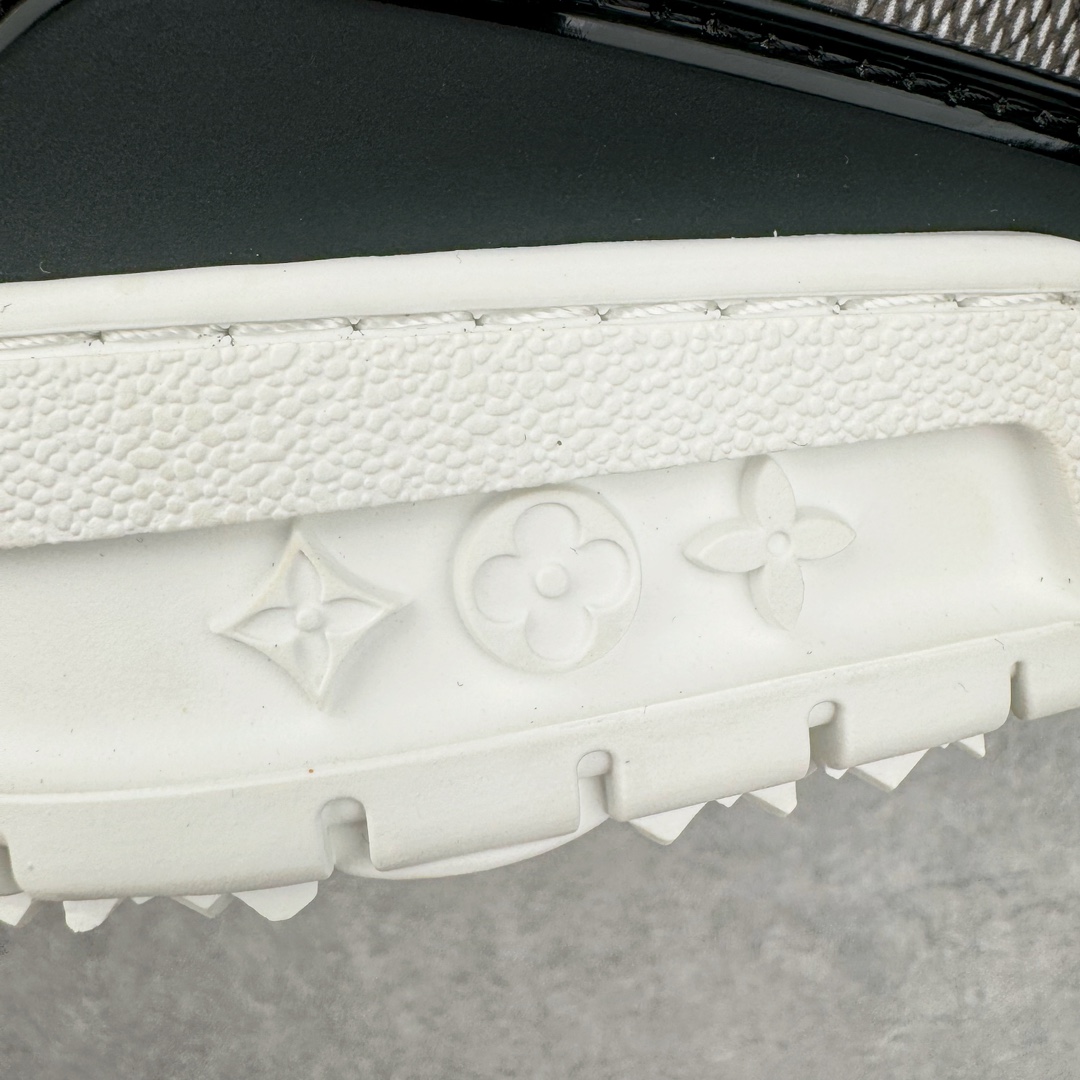 图片[14]-＃GD广顶 Louis Vuitton Trainer lv路易威登时装走秀运动时尚板鞋 外贸零售特供批次 2023全新纸板数据 印花高频效果碾压市面 市售天花板产物 耗时半年巨作 全套原厂新版原纸板楦头开发 原厂特供皮料加持 市场所有版本中综合最强的货品 GD实力大厂出品 全网最全配色更新最快 最成熟的做工稳定的品控 完美鞋型超高的清洁度 零毛边线头瑕疵 全套原楦原纸版原鞋开模 全网最具灵魂的版型 正确原装黄色鞋盒 正确中底印花 鞋面印花3D高频深度立体 全鞋电脑针车 紧密相连 针距密度一致 环保乳胶注塑鞋垫 厚度脚感还原原版 皮面裁剪部位 统一油边封口工艺 原装橡胶大底含胶量大底组合零偏差 专柜全套包装 防尘袋 说明书 质保卡 男女鞋 尺码：35 36 37 38 39 40 41 42 43 44 45-选品中心