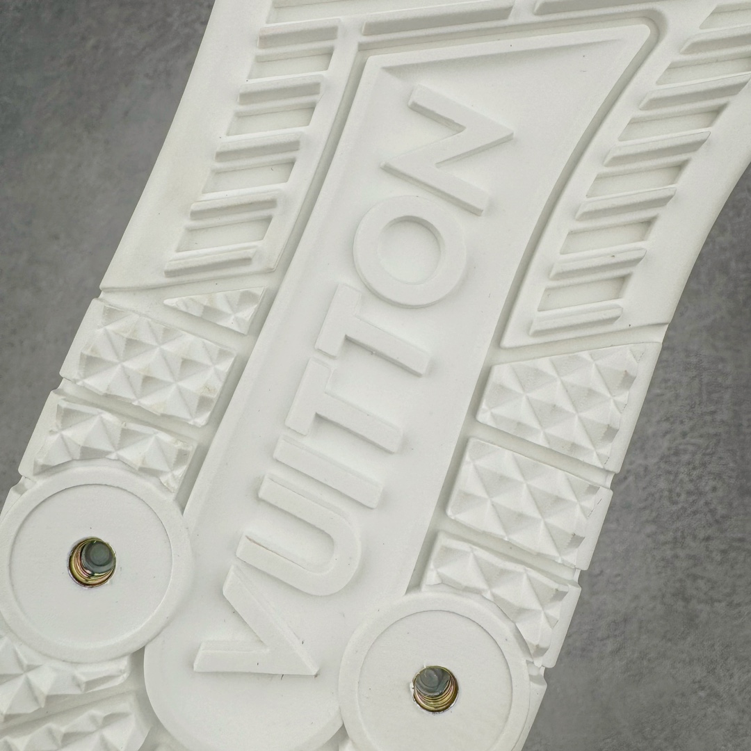 图片[10]-＃GD广顶 Louis Vuitton Trainer lv路易威登时装走秀运动时尚板鞋 外贸零售特供批次 2023全新纸板数据 印花高频效果碾压市面 市售天花板产物 耗时半年巨作 全套原厂新版原纸板楦头开发 原厂特供皮料加持 市场所有版本中综合最强的货品 GD实力大厂出品 全网最全配色更新最快 最成熟的做工稳定的品控 完美鞋型超高的清洁度 零毛边线头瑕疵 全套原楦原纸版原鞋开模 全网最具灵魂的版型 正确原装黄色鞋盒 正确中底印花 鞋面印花3D高频深度立体 全鞋电脑针车 紧密相连 针距密度一致 环保乳胶注塑鞋垫 厚度脚感还原原版 皮面裁剪部位 统一油边封口工艺 原装橡胶大底含胶量大底组合零偏差 专柜全套包装 防尘袋 说明书 质保卡 男女鞋 尺码：35 36 37 38 39 40 41 42 43 44 45-选品中心