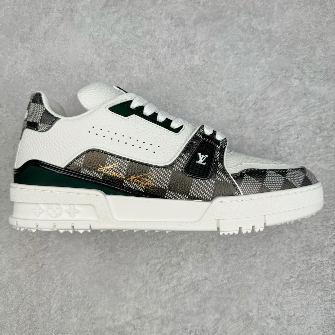 ＃GD广顶 Louis Vuitton Trainer lv路易威登时装走秀运动时尚板鞋 外贸零售特供批次 2023全新纸板数据 印花高频效果碾压市面 市售天花板产物 耗时半年巨作 全套原厂新版原纸板楦头开发 原厂特供皮料加持 市场所有版本中综合最强的货品 GD实力大厂出品 全网最全配色更新最快 最成熟的做工稳定的品控 完美鞋型超高的清洁度 零毛边线头瑕疵 全套原楦原纸版原鞋开模 全网最具灵魂的版型 正确原装黄色鞋盒 正确中底印花 鞋面印花3D高频深度立体 全鞋电脑针车 紧密相连 针距密度一致 环保乳胶注塑鞋垫 厚度脚感还原原版 皮面裁剪部位 统一油边封口工艺 原装橡胶大底含胶量大底组合零偏差 专柜全套包装 防尘袋 说明书 质保卡 男女鞋 尺码：35 36 37 38 39 40 41 42 43 44 45-选品中心