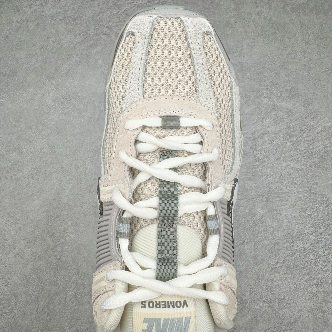 图片[4]-＃HP纯原 NK Air Zoom Vomero 5 经典复古潮流运动跑鞋 FZ3653-104 原装纸板楦头开发 独家私模八层组合大底 市场唯一正确版本 进口三文治网面 融蕴繁复设计风范和丰富层次感 缔造运动鞋佳选 助你轻松型出范 开辟独属于自己的路 鞋款采用多层设计 融入织物与合成材质 塑就本季出众鞋款 合成材质与织物组合鞋面 经久耐穿 后跟网眼拼接和透气孔设计 轻盈透气Zoom Air缓震配置提供出色回弹缓震性能 实现快速离地的出众脚感 巧糅科技感和低调设计 为鞋款注入反光细节 令你迈步间尽显闪耀魅力 结合中性色调 让你驾驭不同穿搭 打造非凡造型 尺码：36 36.5 37.5 38 38.5 39 40 40.5 41 42 42.5 43 44 44.5 45 46-选品中心