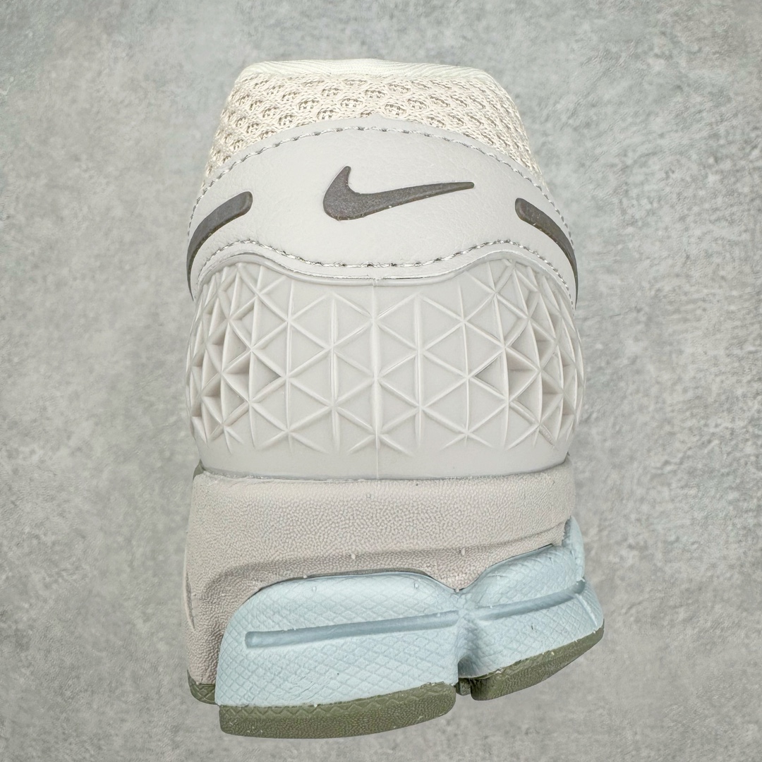 图片[8]-＃HP纯原 NK Air Zoom Vomero 5 经典复古潮流运动跑鞋 FZ3653-104 原装纸板楦头开发 独家私模八层组合大底 市场唯一正确版本 进口三文治网面 融蕴繁复设计风范和丰富层次感 缔造运动鞋佳选 助你轻松型出范 开辟独属于自己的路 鞋款采用多层设计 融入织物与合成材质 塑就本季出众鞋款 合成材质与织物组合鞋面 经久耐穿 后跟网眼拼接和透气孔设计 轻盈透气Zoom Air缓震配置提供出色回弹缓震性能 实现快速离地的出众脚感 巧糅科技感和低调设计 为鞋款注入反光细节 令你迈步间尽显闪耀魅力 结合中性色调 让你驾驭不同穿搭 打造非凡造型 尺码：36 36.5 37.5 38 38.5 39 40 40.5 41 42 42.5 43 44 44.5 45 46-选品中心