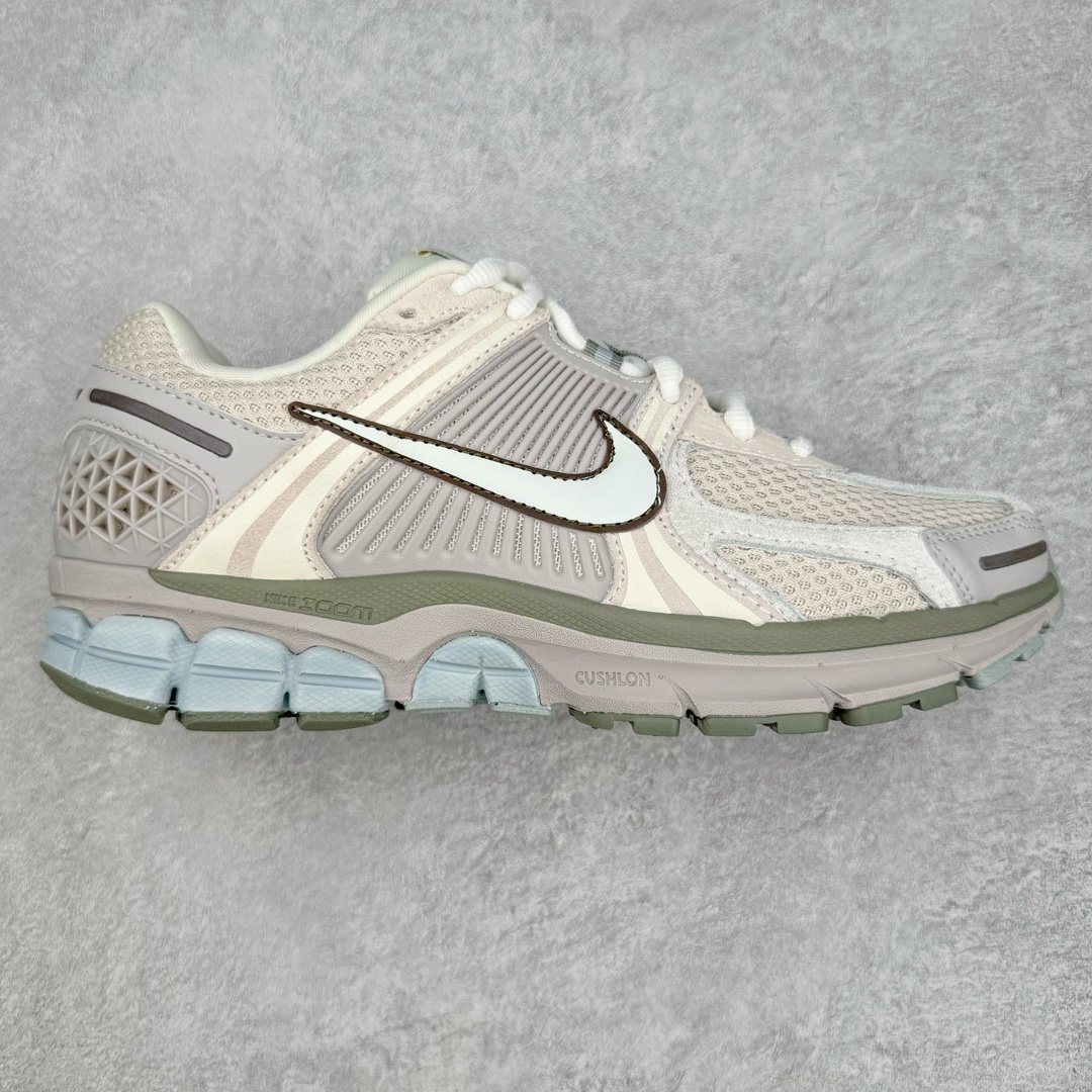 ＃HP纯原 NK Air Zoom Vomero 5 经典复古潮流运动跑鞋 FZ3653-104 原装纸板楦头开发 独家私模八层组合大底 市场唯一正确版本 进口三文治网面 融蕴繁复设计风范和丰富层次感 缔造运动鞋佳选 助你轻松型出范 开辟独属于自己的路 鞋款采用多层设计 融入织物与合成材质 塑就本季出众鞋款 合成材质与织物组合鞋面 经久耐穿 后跟网眼拼接和透气孔设计 轻盈透气Zoom Air缓震配置提供出色回弹缓震性能 实现快速离地的出众脚感 巧糅科技感和低调设计 为鞋款注入反光细节 令你迈步间尽显闪耀魅力 结合中性色调 让你驾驭不同穿搭 打造非凡造型 尺码：36 36.5 37.5 38 38.5 39 40 40.5 41 42 42.5 43 44 44.5 45 46-选品中心