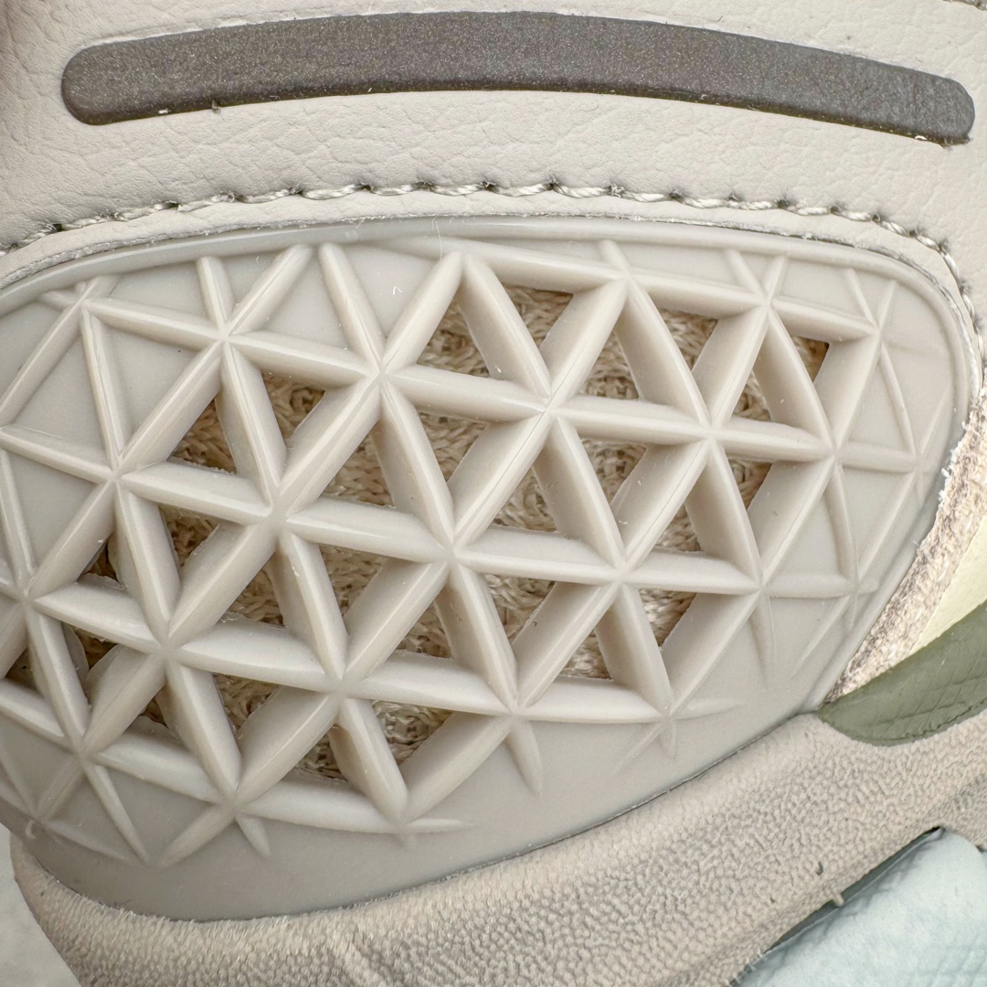 图片[13]-＃HP纯原 NK Air Zoom Vomero 5 经典复古潮流运动跑鞋 FZ3653-104 原装纸板楦头开发 独家私模八层组合大底 市场唯一正确版本 进口三文治网面 融蕴繁复设计风范和丰富层次感 缔造运动鞋佳选 助你轻松型出范 开辟独属于自己的路 鞋款采用多层设计 融入织物与合成材质 塑就本季出众鞋款 合成材质与织物组合鞋面 经久耐穿 后跟网眼拼接和透气孔设计 轻盈透气Zoom Air缓震配置提供出色回弹缓震性能 实现快速离地的出众脚感 巧糅科技感和低调设计 为鞋款注入反光细节 令你迈步间尽显闪耀魅力 结合中性色调 让你驾驭不同穿搭 打造非凡造型 尺码：36 36.5 37.5 38 38.5 39 40 40.5 41 42 42.5 43 44 44.5 45 46-选品中心