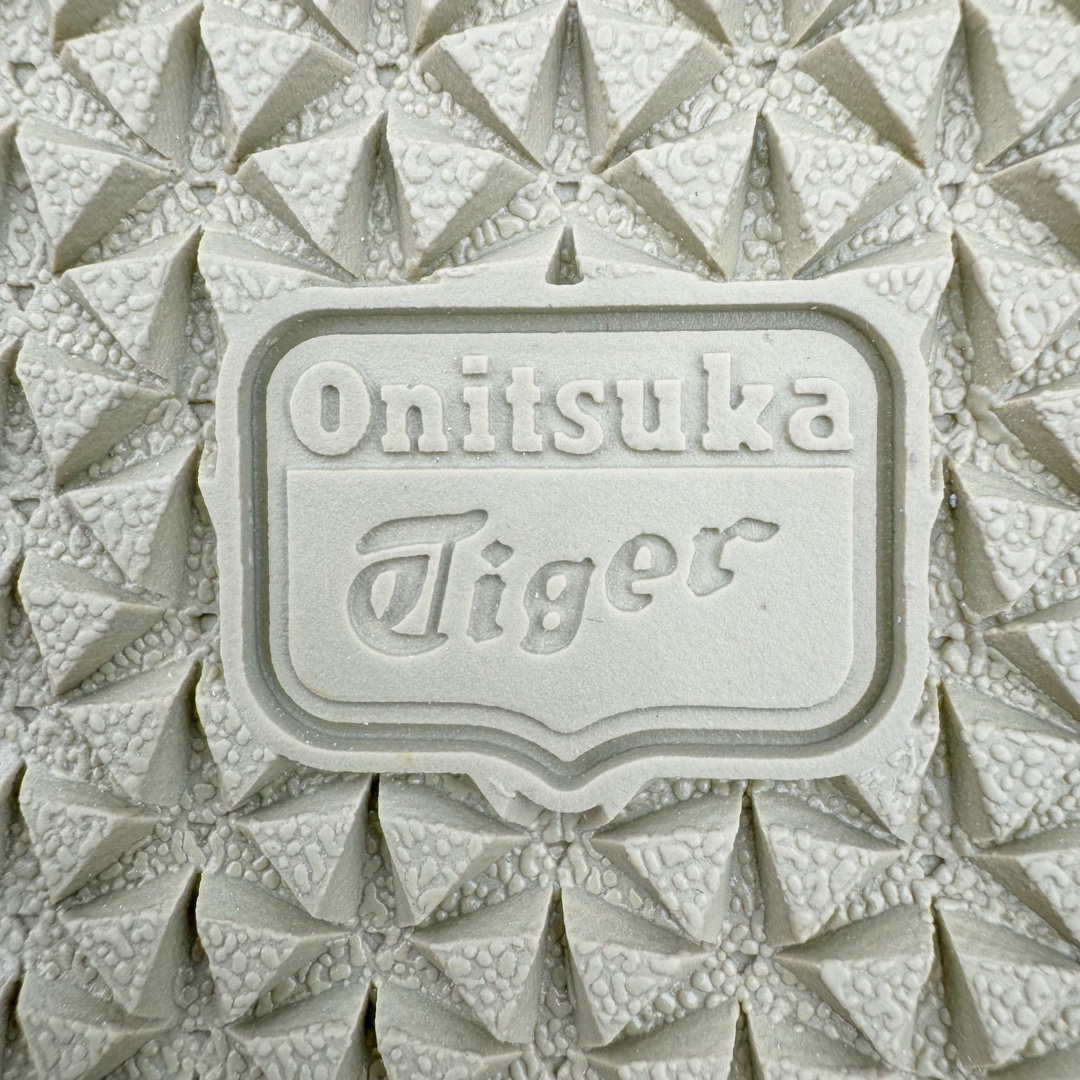 图片[15]-＃HK纯原 Asics Onitsuka Tiger MEXICO 66 亚瑟士鬼冢虎复古经典板鞋 市场最强版本 头层小羊皮加持 海外订单工厂出品 超成熟稳定的做工品控 原装全套纸板楦头开发 原汁原味 完美呈现版型 私模正确鞋底咬花纹路 一比一鞋头弧度高度鞋身弧度 绝不口嗨 细节品控鞋型随意秒杀市面 原档咬花纹路私模大底 一个单元有六个三角形 总体形拼接呈现花瓣状 官方四联吊牌 原装Ortholite轻量化鞋垫 原盒原配 质保卡 说明书 钢印防尘纸 纸板中底带钢印 乳胶组合鞋垫 支持全方位的对比专柜 产品从款式颜色造型上体现出追求舒适和细节的完美 鞋类更是推崇手工制作的严谨与完美 融舒适性与可穿性的设计风格 注重细节的完美和别致魅力 既保持稳重 又不失轻松的时尚感 尺码：36 37 37.5 38 39 39.5 40 40.5 41.5 42 42.5 43.5 44 45 46-选品中心