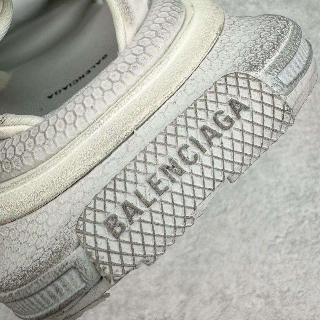 图片[8]-＃XA BALENCIAGA 3XL Sneakers 巴黎世家十代网布双扣魔术贴走秀复古凉鞋 全套原纸板楦头开发 最原汁原味的灵魂版型 全鞋荧光划线卡点 胶水把控整洁度追求极致完美 每一双都是工艺品 多重QC质检 超越公司货的品控标准 实实在在的免检产品 原盒原配 正确字体电绣 粗细、位置、大小正确 侧边TPU 透气孔匹配意产原版 正确分离大底 TPU软底 原版一致大底LOGO 立体感十足 原厂皮料水洗做旧 采购原厂网纱 不含皮革 网布材料和聚氨酯 磨损效果 鞋头边缘和后帮 Balenciaga 徽标 鞋面和后跟凸印尺码 鞋舌 3XL 橡胶品牌标识和反光细节 鞋帮拉袢和鞋舌拉祥 配反光细节 备用鞋带在鞋履前侧 可在穿着前取下 便于不同造型搭配 正常尺码 尺码：35 36 37 38 39 40 41 42 43 44 45 46-选品中心