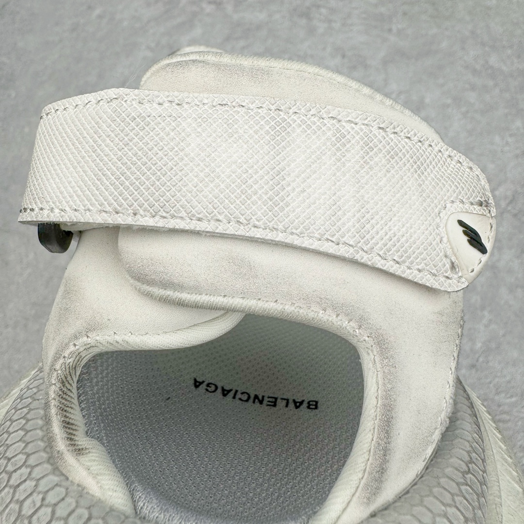 图片[9]-＃XA BALENCIAGA 3XL Sneakers 巴黎世家十代网布双扣魔术贴走秀复古凉鞋 全套原纸板楦头开发 最原汁原味的灵魂版型 全鞋荧光划线卡点 胶水把控整洁度追求极致完美 每一双都是工艺品 多重QC质检 超越公司货的品控标准 实实在在的免检产品 原盒原配 正确字体电绣 粗细、位置、大小正确 侧边TPU 透气孔匹配意产原版 正确分离大底 TPU软底 原版一致大底LOGO 立体感十足 原厂皮料水洗做旧 采购原厂网纱 不含皮革 网布材料和聚氨酯 磨损效果 鞋头边缘和后帮 Balenciaga 徽标 鞋面和后跟凸印尺码 鞋舌 3XL 橡胶品牌标识和反光细节 鞋帮拉袢和鞋舌拉祥 配反光细节 备用鞋带在鞋履前侧 可在穿着前取下 便于不同造型搭配 正常尺码 尺码：35 36 37 38 39 40 41 42 43 44 45 46-选品中心