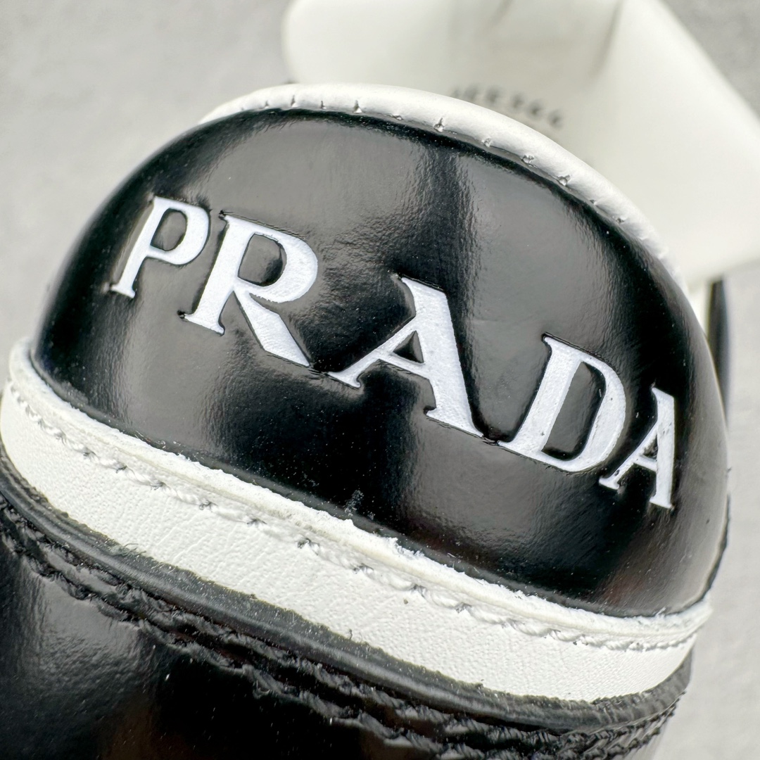 图片[17]-＃LJ渠道版 Prada Downtown 普拉达三角徽标舒适百搭时尚板鞋 男款 黑白熊猫 高端零售特供批次 购入原鞋一比一开发 进口原厂皮料 私模大底正确咬花 全套配件及包装物 市场最好批次 尺码：40 40.5 41 42 42.5 43 44 44.5 45-选品中心