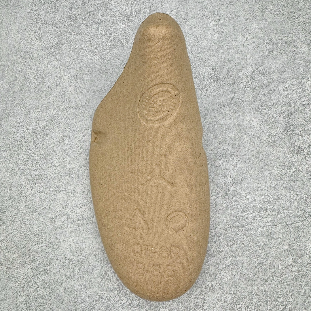 图片[20]-＃PK纯原 Air Jordan AJ1 Mid 中帮系列 烟灰色 554724-092 圈内最强单品 高端零售特供批次 产品品控稳定性领先行业 各方面均可对飙L版 良心定价不杀猪 原厂全套原楦原纸板冲刀磨具开发 原厂皮料加持 原厂港宝加持定型后跟R度完美 同源原厂电绣 飞翼针数密度立体效果一致 百分百一致原鞋 原厂拉帮工艺 针距密度一致 后跟弧度收口自然不对折 极致一眼正品既视感 进口玻璃冲刀皮料裁剪零毛边 全鞋电脑针车工艺 品控清洁度最高QC检验标准 免检产品 原厂订购鞋盒、鞋标、防尘纸、鞋撑、鞋带 追求极致的原厂味道 尺码：40 40.5 41 42 42.5 43 44 44.5 45 46 47.5-选品中心