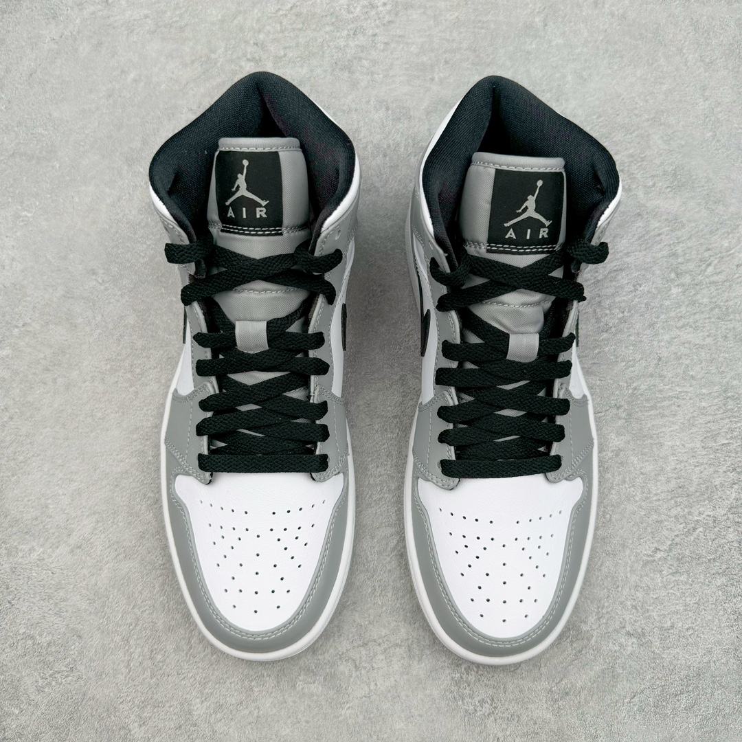 图片[2]-＃PK纯原 Air Jordan AJ1 Mid 中帮系列 烟灰色 554724-092 圈内最强单品 高端零售特供批次 产品品控稳定性领先行业 各方面均可对飙L版 良心定价不杀猪 原厂全套原楦原纸板冲刀磨具开发 原厂皮料加持 原厂港宝加持定型后跟R度完美 同源原厂电绣 飞翼针数密度立体效果一致 百分百一致原鞋 原厂拉帮工艺 针距密度一致 后跟弧度收口自然不对折 极致一眼正品既视感 进口玻璃冲刀皮料裁剪零毛边 全鞋电脑针车工艺 品控清洁度最高QC检验标准 免检产品 原厂订购鞋盒、鞋标、防尘纸、鞋撑、鞋带 追求极致的原厂味道 尺码：40 40.5 41 42 42.5 43 44 44.5 45 46 47.5-选品中心