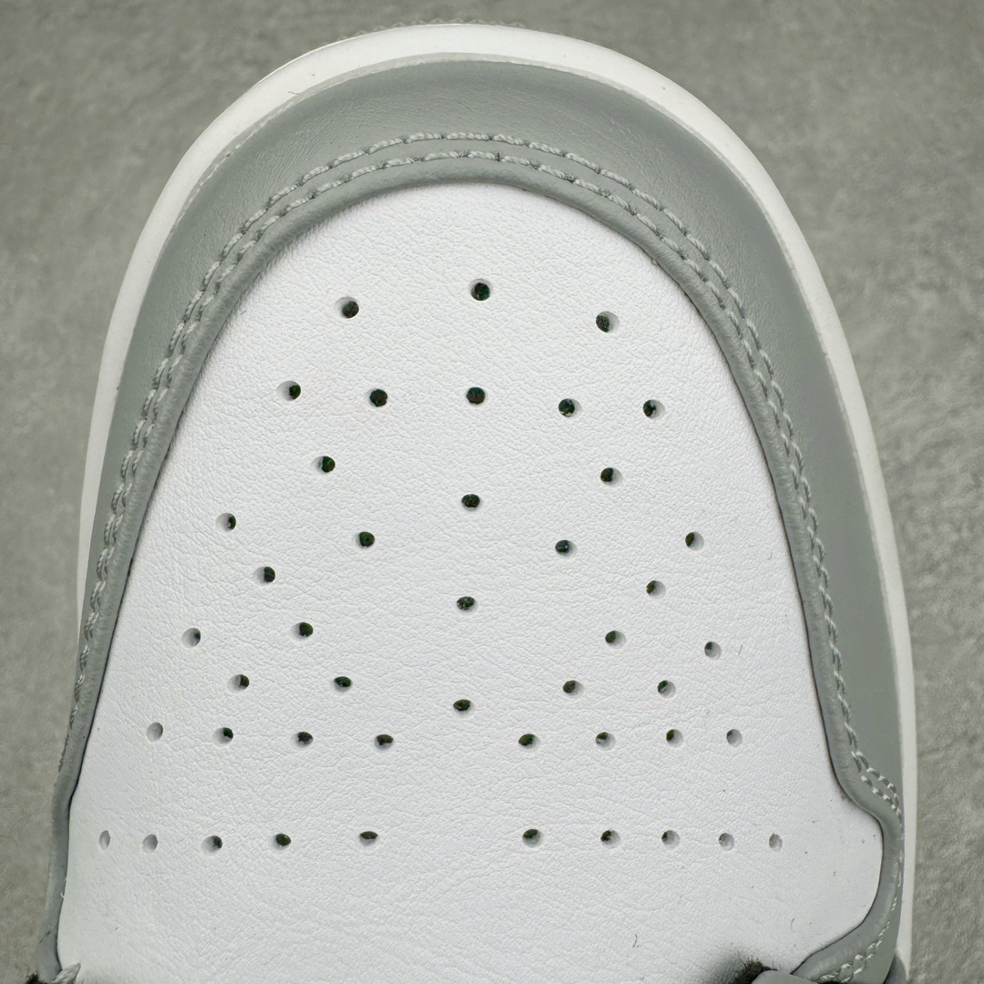 图片[18]-＃PK纯原 Air Jordan AJ1 Mid 中帮系列 烟灰色 554724-092 圈内最强单品 高端零售特供批次 产品品控稳定性领先行业 各方面均可对飙L版 良心定价不杀猪 原厂全套原楦原纸板冲刀磨具开发 原厂皮料加持 原厂港宝加持定型后跟R度完美 同源原厂电绣 飞翼针数密度立体效果一致 百分百一致原鞋 原厂拉帮工艺 针距密度一致 后跟弧度收口自然不对折 极致一眼正品既视感 进口玻璃冲刀皮料裁剪零毛边 全鞋电脑针车工艺 品控清洁度最高QC检验标准 免检产品 原厂订购鞋盒、鞋标、防尘纸、鞋撑、鞋带 追求极致的原厂味道 尺码：40 40.5 41 42 42.5 43 44 44.5 45 46 47.5-选品中心