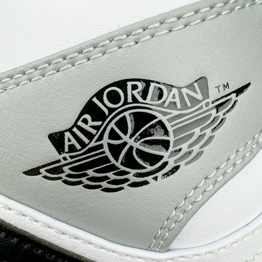 图片[15]-＃PK纯原 Air Jordan AJ1 Mid 中帮系列 烟灰色 554724-092 圈内最强单品 高端零售特供批次 产品品控稳定性领先行业 各方面均可对飙L版 良心定价不杀猪 原厂全套原楦原纸板冲刀磨具开发 原厂皮料加持 原厂港宝加持定型后跟R度完美 同源原厂电绣 飞翼针数密度立体效果一致 百分百一致原鞋 原厂拉帮工艺 针距密度一致 后跟弧度收口自然不对折 极致一眼正品既视感 进口玻璃冲刀皮料裁剪零毛边 全鞋电脑针车工艺 品控清洁度最高QC检验标准 免检产品 原厂订购鞋盒、鞋标、防尘纸、鞋撑、鞋带 追求极致的原厂味道 尺码：40 40.5 41 42 42.5 43 44 44.5 45 46 47.5-选品中心