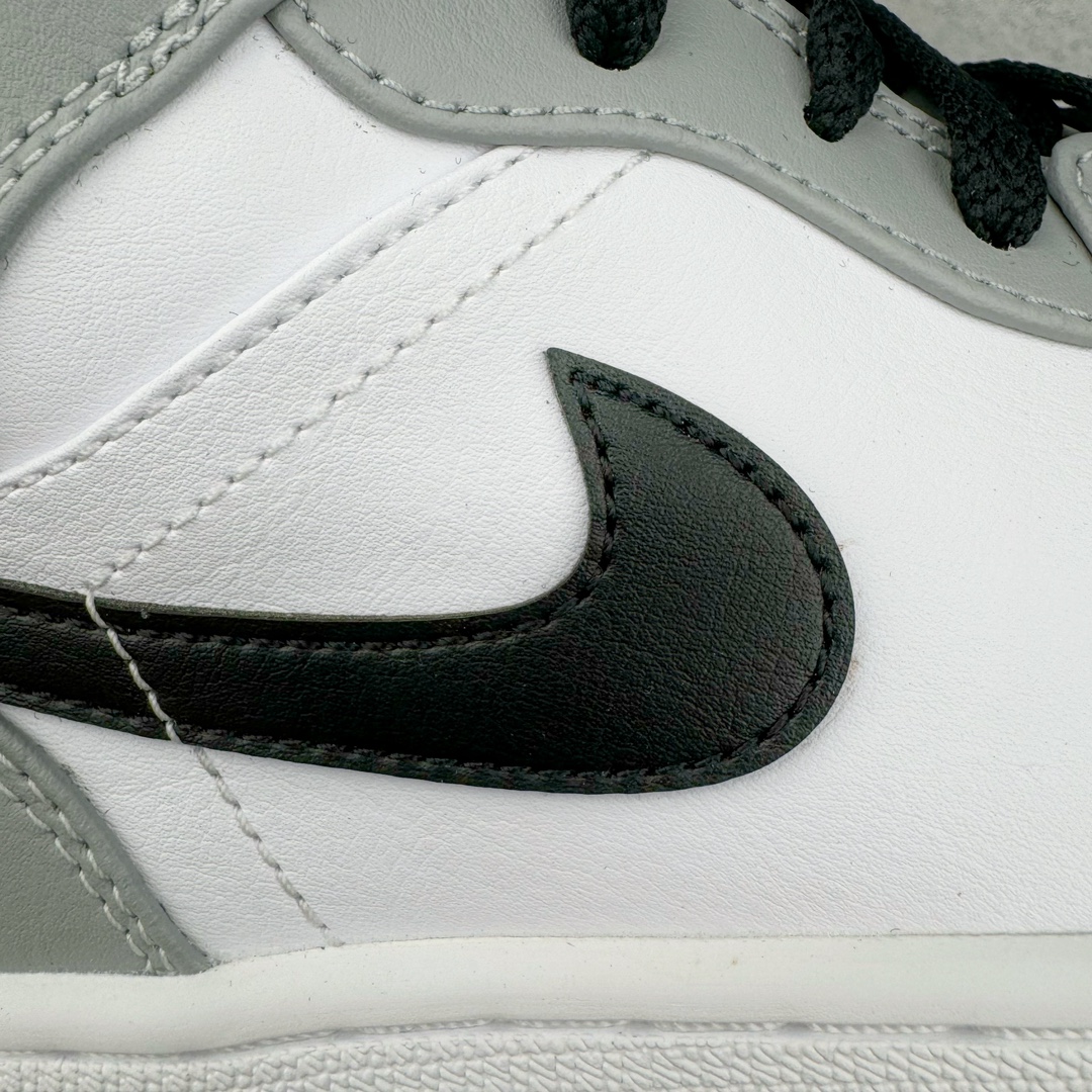 图片[16]-＃PK纯原 Air Jordan AJ1 Mid 中帮系列 烟灰色 554724-092 圈内最强单品 高端零售特供批次 产品品控稳定性领先行业 各方面均可对飙L版 良心定价不杀猪 原厂全套原楦原纸板冲刀磨具开发 原厂皮料加持 原厂港宝加持定型后跟R度完美 同源原厂电绣 飞翼针数密度立体效果一致 百分百一致原鞋 原厂拉帮工艺 针距密度一致 后跟弧度收口自然不对折 极致一眼正品既视感 进口玻璃冲刀皮料裁剪零毛边 全鞋电脑针车工艺 品控清洁度最高QC检验标准 免检产品 原厂订购鞋盒、鞋标、防尘纸、鞋撑、鞋带 追求极致的原厂味道 尺码：40 40.5 41 42 42.5 43 44 44.5 45 46 47.5-选品中心