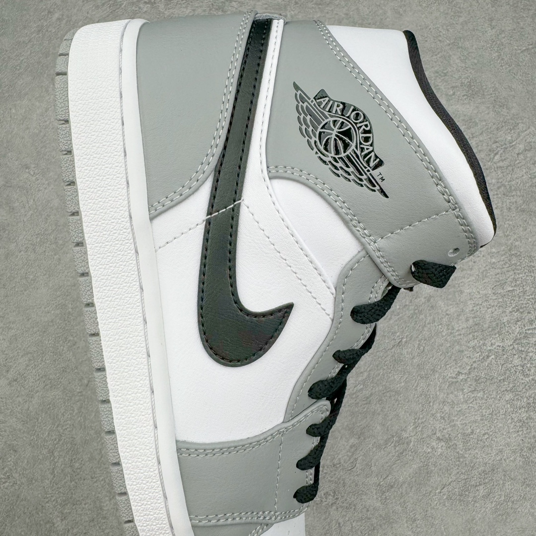 图片[6]-＃PK纯原 Air Jordan AJ1 Mid 中帮系列 烟灰色 554724-092 圈内最强单品 高端零售特供批次 产品品控稳定性领先行业 各方面均可对飙L版 良心定价不杀猪 原厂全套原楦原纸板冲刀磨具开发 原厂皮料加持 原厂港宝加持定型后跟R度完美 同源原厂电绣 飞翼针数密度立体效果一致 百分百一致原鞋 原厂拉帮工艺 针距密度一致 后跟弧度收口自然不对折 极致一眼正品既视感 进口玻璃冲刀皮料裁剪零毛边 全鞋电脑针车工艺 品控清洁度最高QC检验标准 免检产品 原厂订购鞋盒、鞋标、防尘纸、鞋撑、鞋带 追求极致的原厂味道 尺码：40 40.5 41 42 42.5 43 44 44.5 45 46 47.5-选品中心