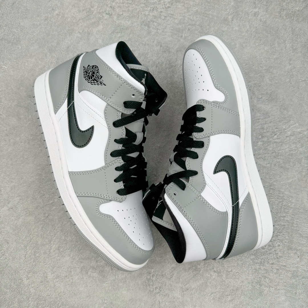 图片[3]-＃PK纯原 Air Jordan AJ1 Mid 中帮系列 烟灰色 554724-092 圈内最强单品 高端零售特供批次 产品品控稳定性领先行业 各方面均可对飙L版 良心定价不杀猪 原厂全套原楦原纸板冲刀磨具开发 原厂皮料加持 原厂港宝加持定型后跟R度完美 同源原厂电绣 飞翼针数密度立体效果一致 百分百一致原鞋 原厂拉帮工艺 针距密度一致 后跟弧度收口自然不对折 极致一眼正品既视感 进口玻璃冲刀皮料裁剪零毛边 全鞋电脑针车工艺 品控清洁度最高QC检验标准 免检产品 原厂订购鞋盒、鞋标、防尘纸、鞋撑、鞋带 追求极致的原厂味道 尺码：40 40.5 41 42 42.5 43 44 44.5 45 46 47.5-选品中心