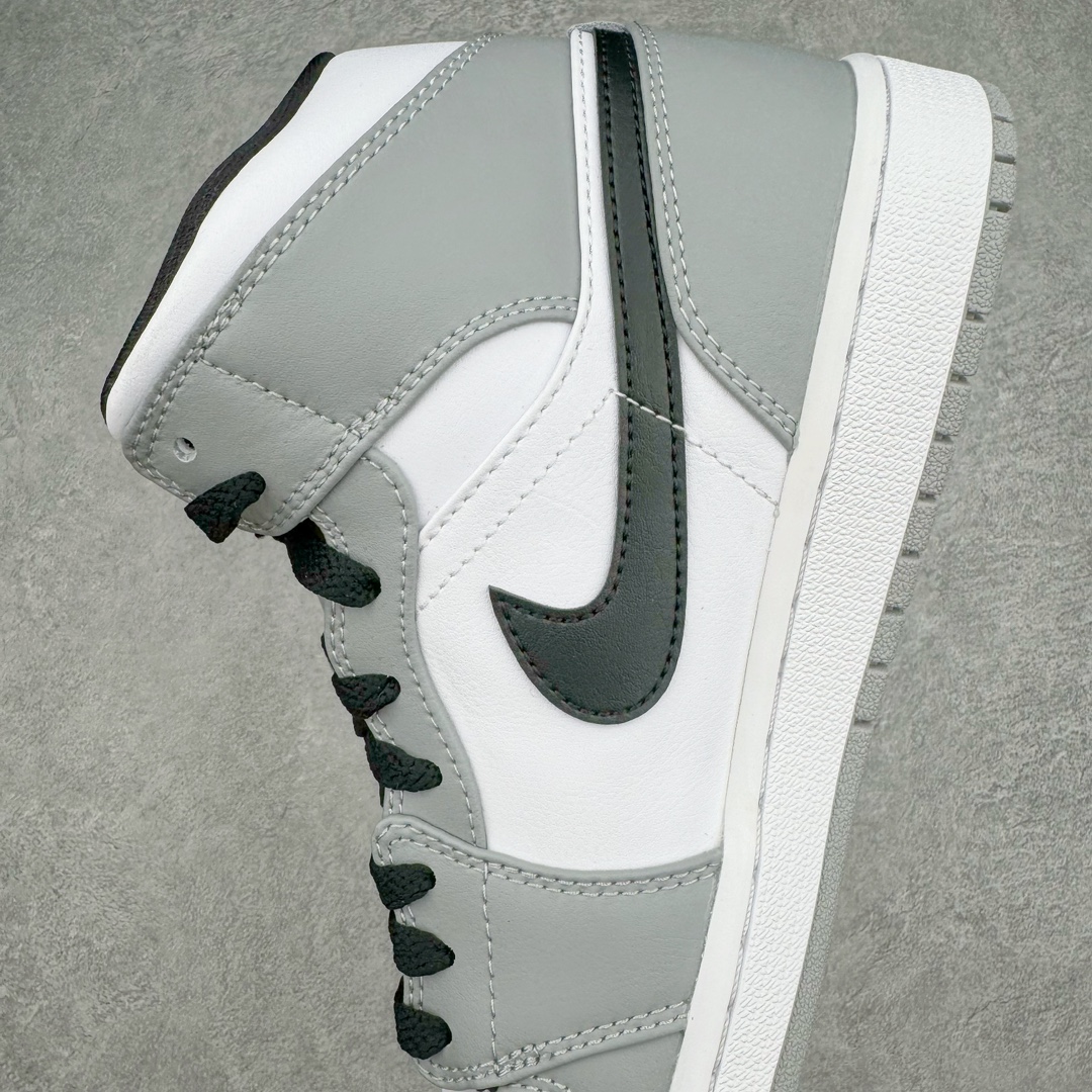 图片[7]-＃PK纯原 Air Jordan AJ1 Mid 中帮系列 烟灰色 554724-092 圈内最强单品 高端零售特供批次 产品品控稳定性领先行业 各方面均可对飙L版 良心定价不杀猪 原厂全套原楦原纸板冲刀磨具开发 原厂皮料加持 原厂港宝加持定型后跟R度完美 同源原厂电绣 飞翼针数密度立体效果一致 百分百一致原鞋 原厂拉帮工艺 针距密度一致 后跟弧度收口自然不对折 极致一眼正品既视感 进口玻璃冲刀皮料裁剪零毛边 全鞋电脑针车工艺 品控清洁度最高QC检验标准 免检产品 原厂订购鞋盒、鞋标、防尘纸、鞋撑、鞋带 追求极致的原厂味道 尺码：40 40.5 41 42 42.5 43 44 44.5 45 46 47.5-选品中心